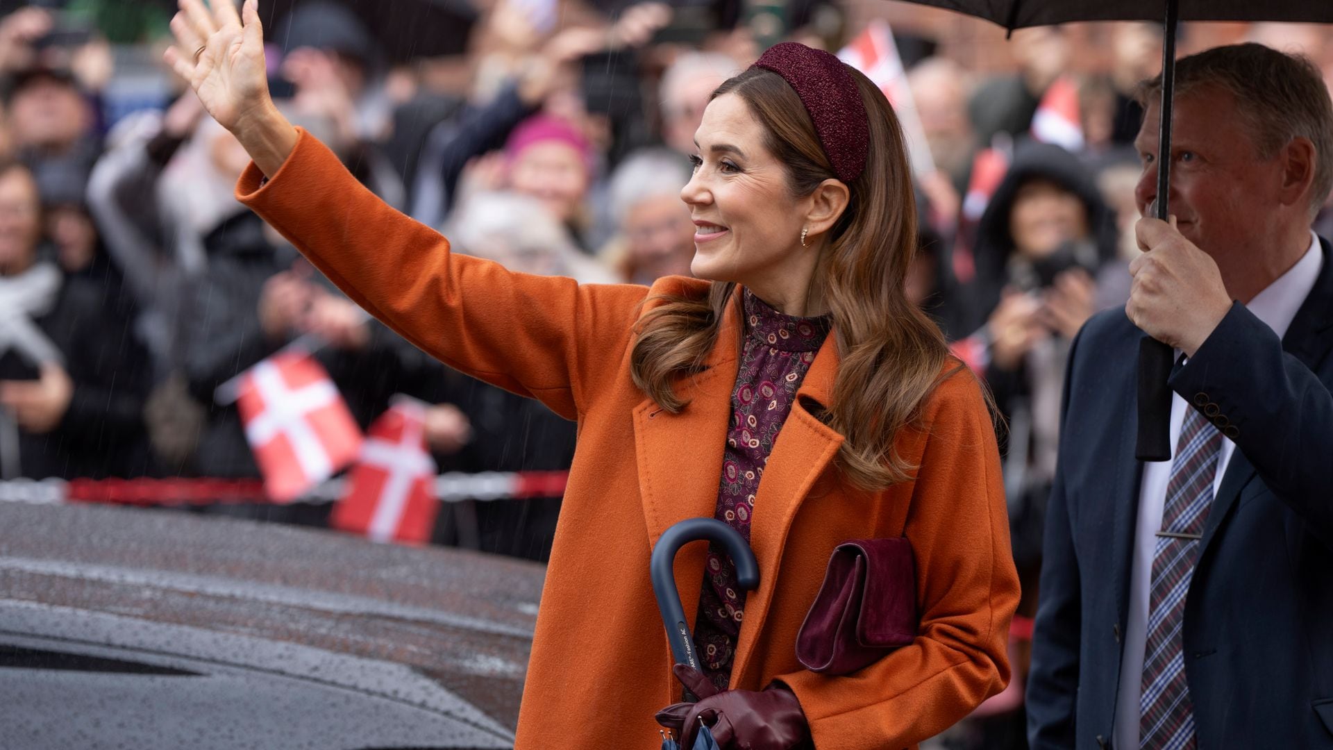 El look de Mary de Dinamarca más cálido y elegante: vestido ‘boho chic’ con abrigo de paño y diadema brillante