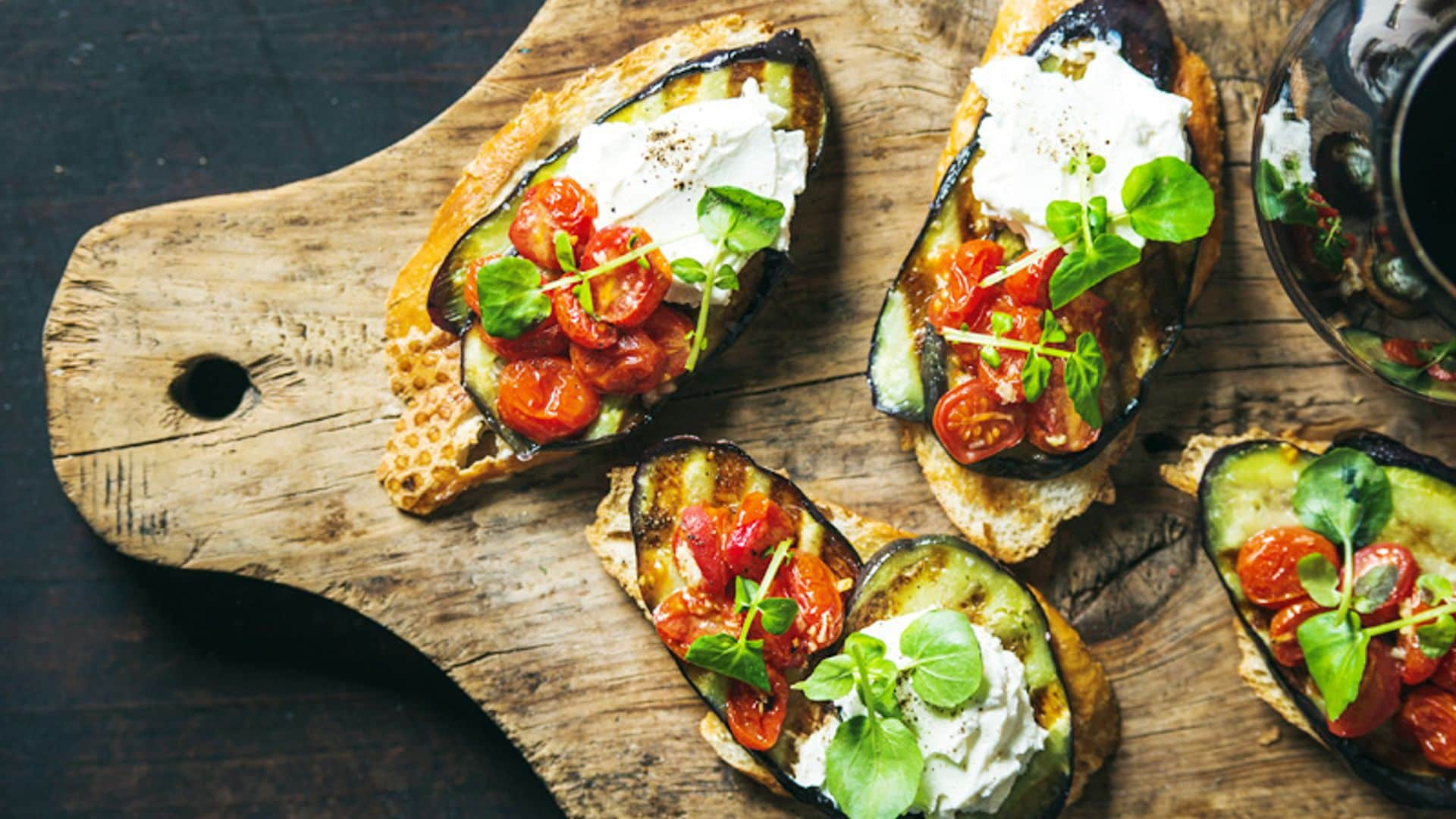 Tostas de berenjena, queso y tomates 'cherry'