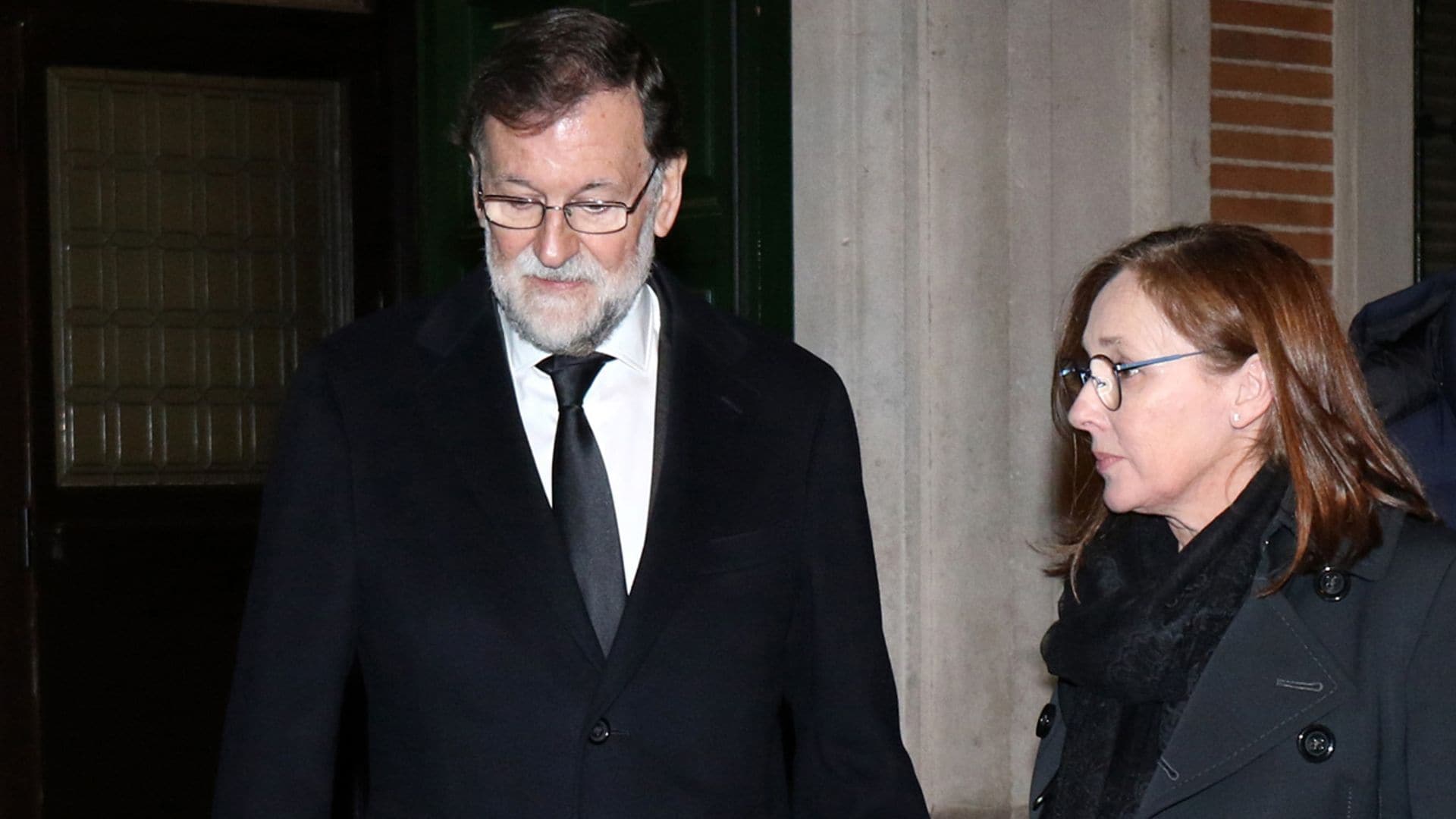 Mariano Rajoy, arropado por numerosos compañeros de partido en el funeral de su hermana