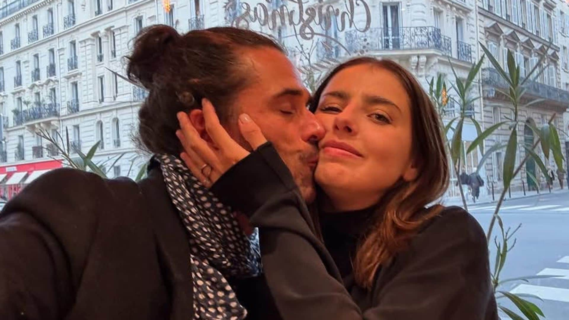 Michelle Renaud y Matías Novoa disfrutan de una escapada parisina junto a sus hijos