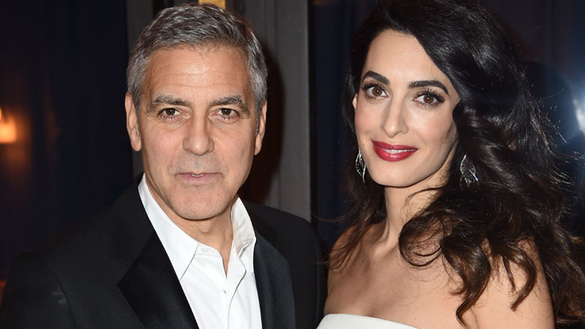 Amal Clooney presume por primera vez de su tripita de embarazada