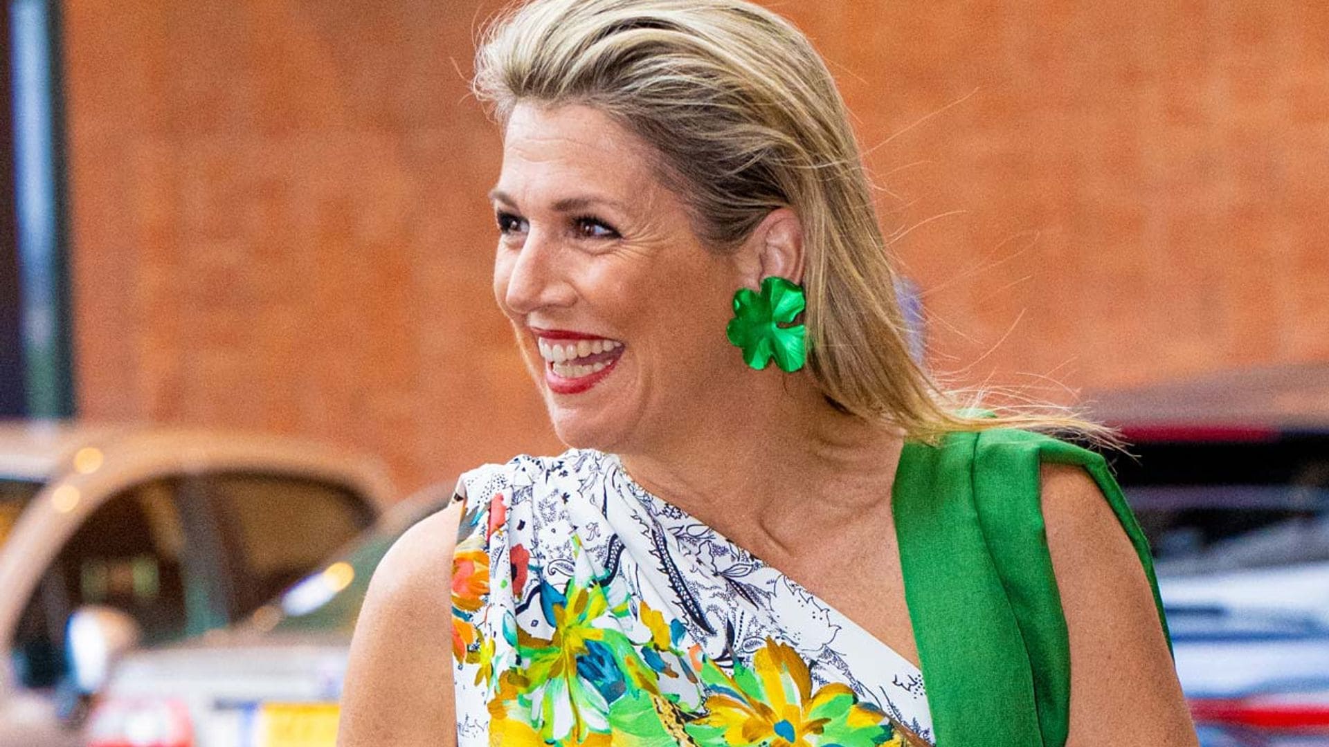 ¡Explosión floral! Máxima rescata su vestido caribeño y estrena pendientes 'geranio'