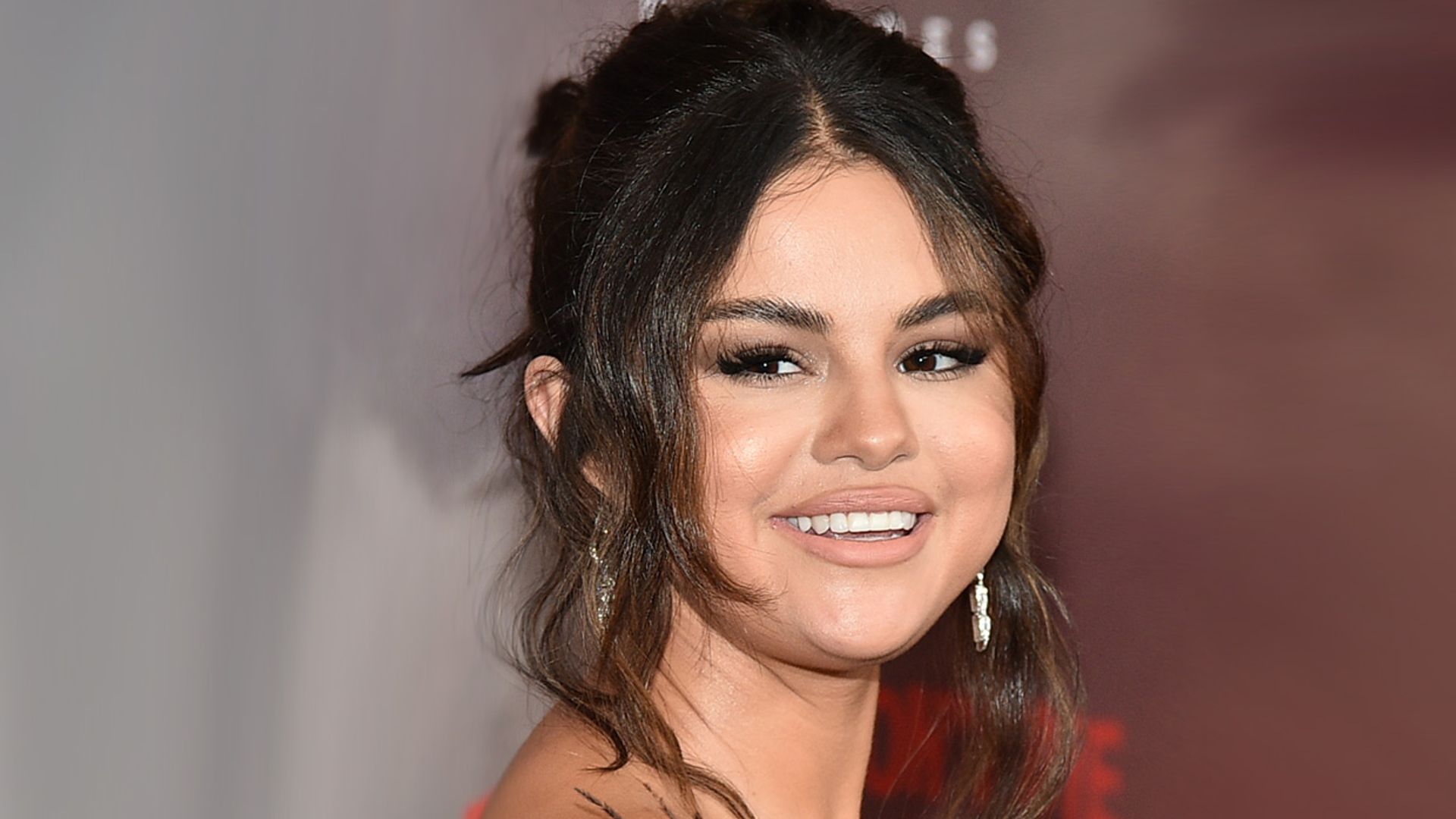 Selena Gomez sorprende con su nueva trenza bicolor