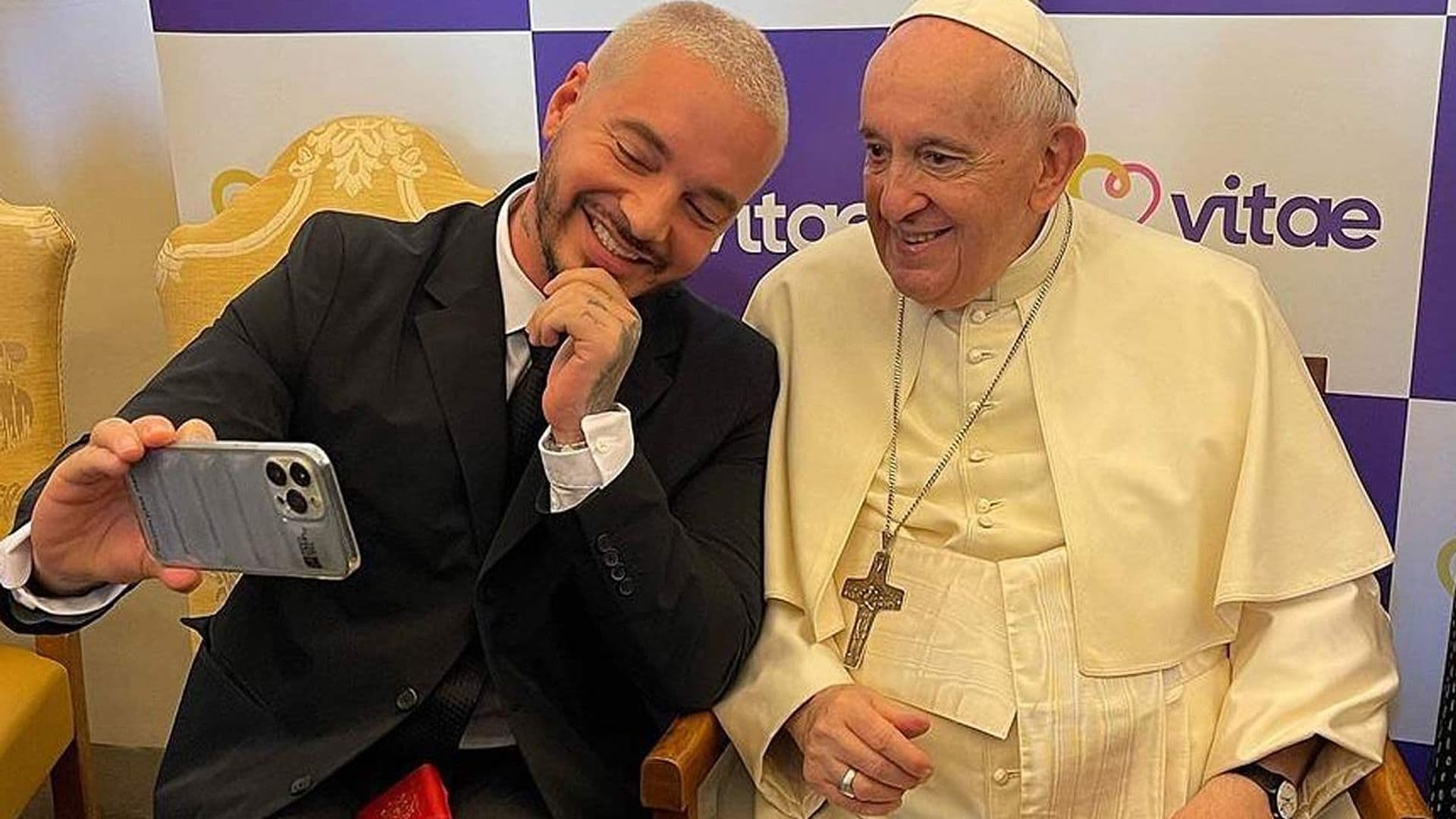 ¡Mira que eres travieso! El divertido encuentro entre el Papa Francisco y J Balvin