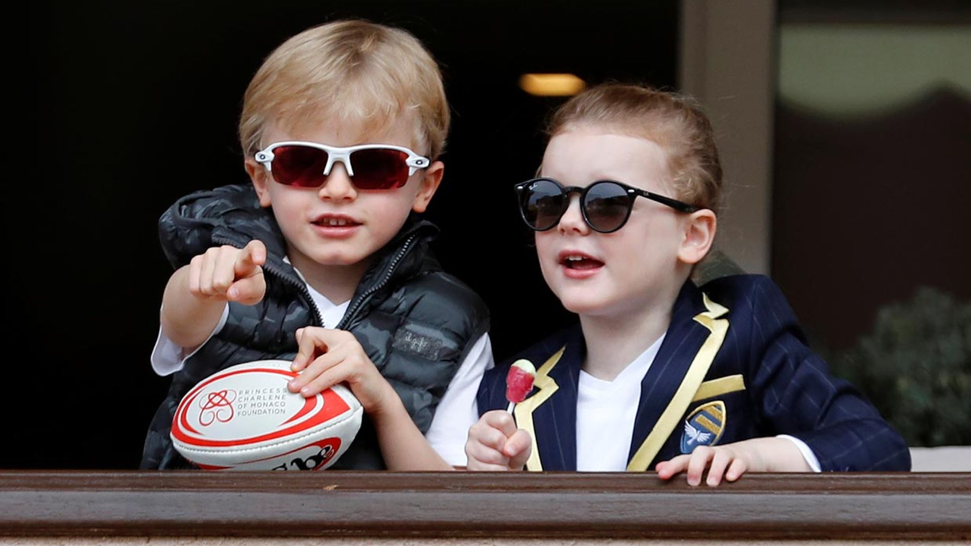 Jacques y Gabriella de Mónaco sorprenden como unos auténticos hinchas del rugby