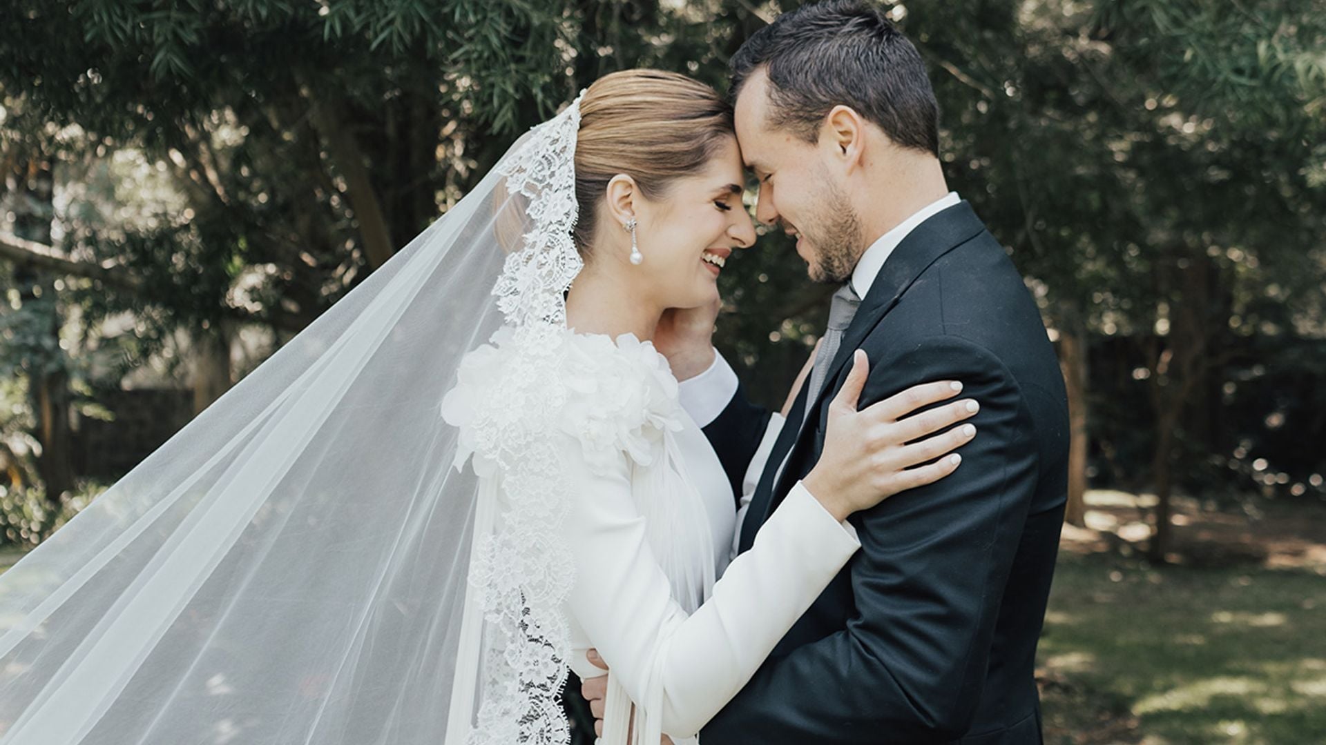 La boda de Ana en México con un vestido ‘made in Spain’ y un velo muy especial