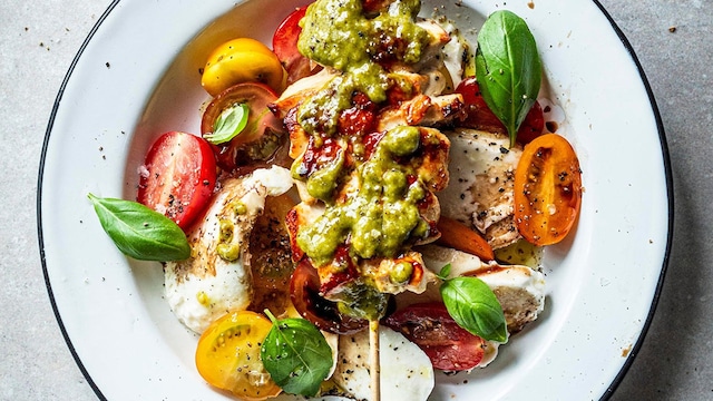 brocheta de pollo al pesto con ensalada caprese