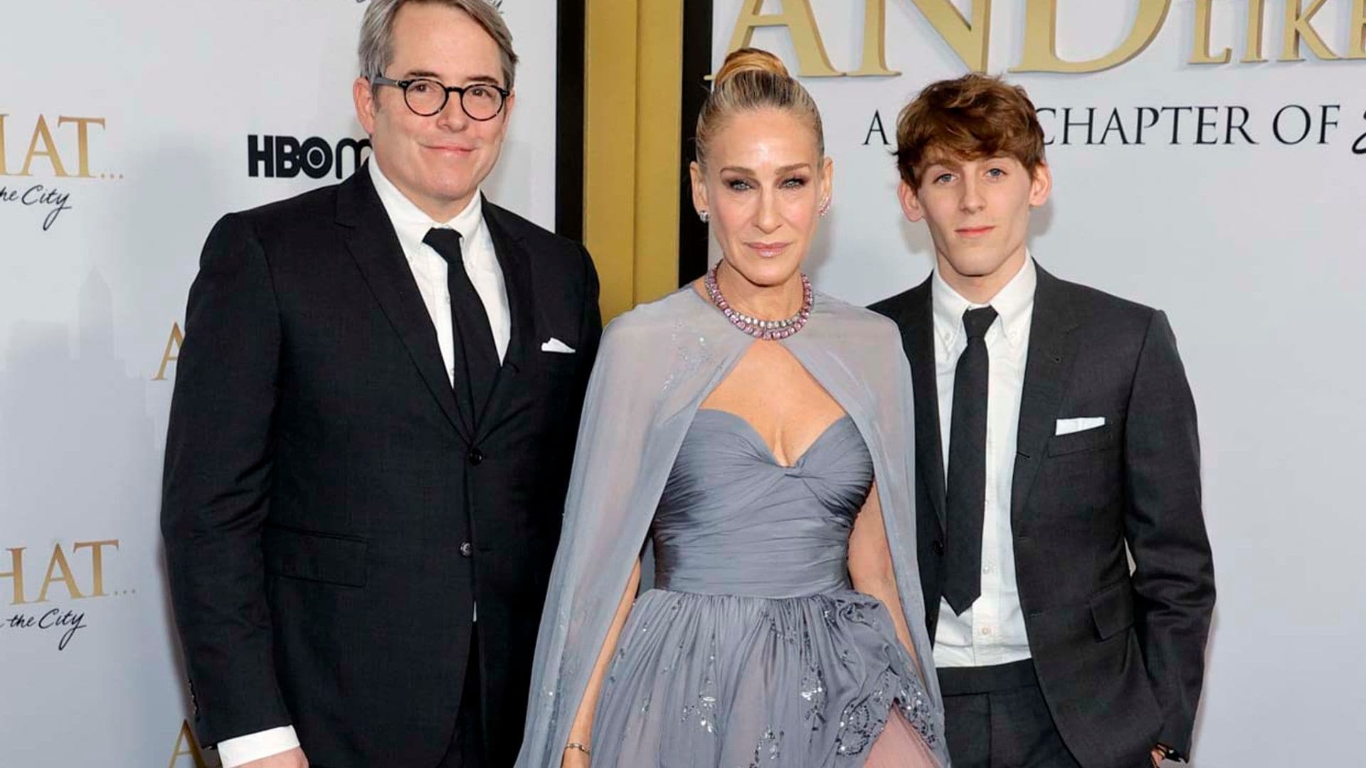 El hijo de 19 años de Sarah Jessica Parker, de estreno con su madre ¡y es clavado a ella!