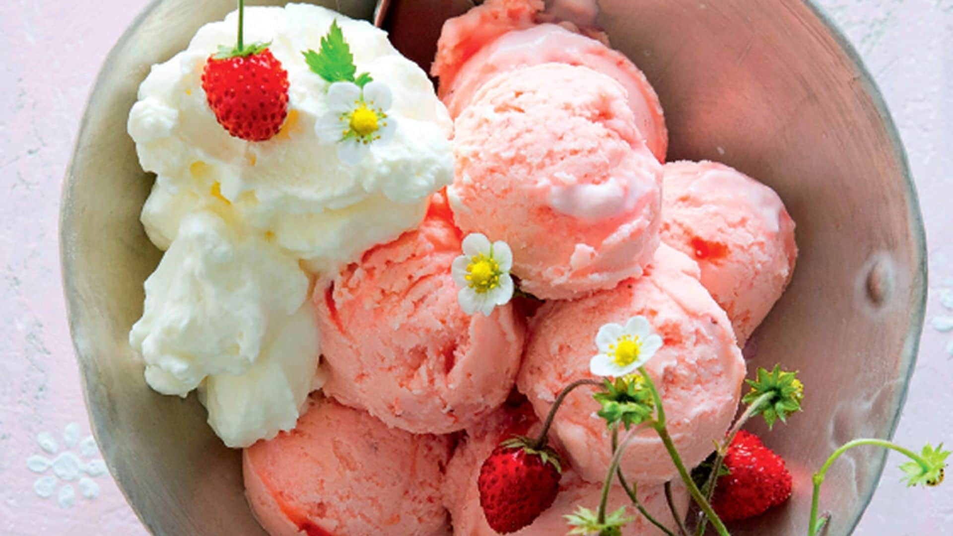 Helado de fresas silvestres con nata montada