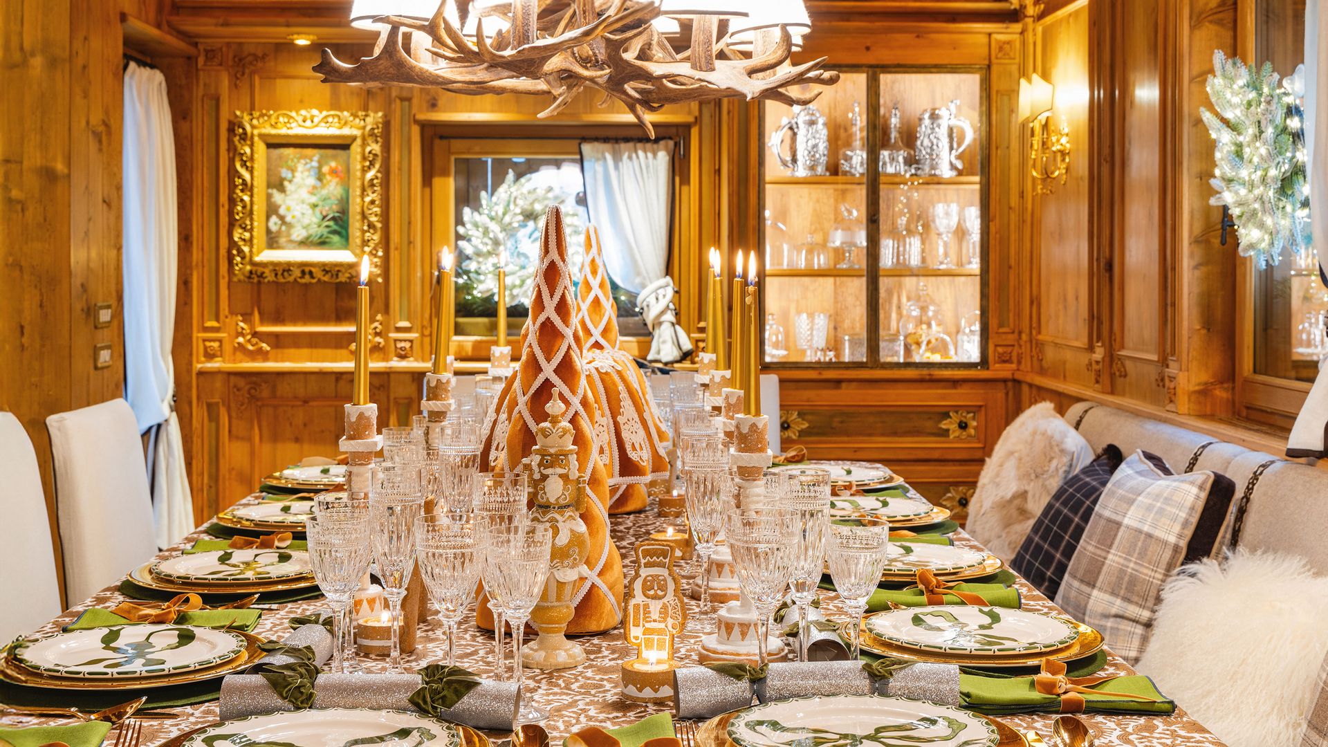 Dos vistas del comedor. La mesa está exquisitamente decorada con un precioso mantel de Mrs. Alice, platos con lazos verdes, copas familiares de cristal y cubertería dorada de Ralph Lauren