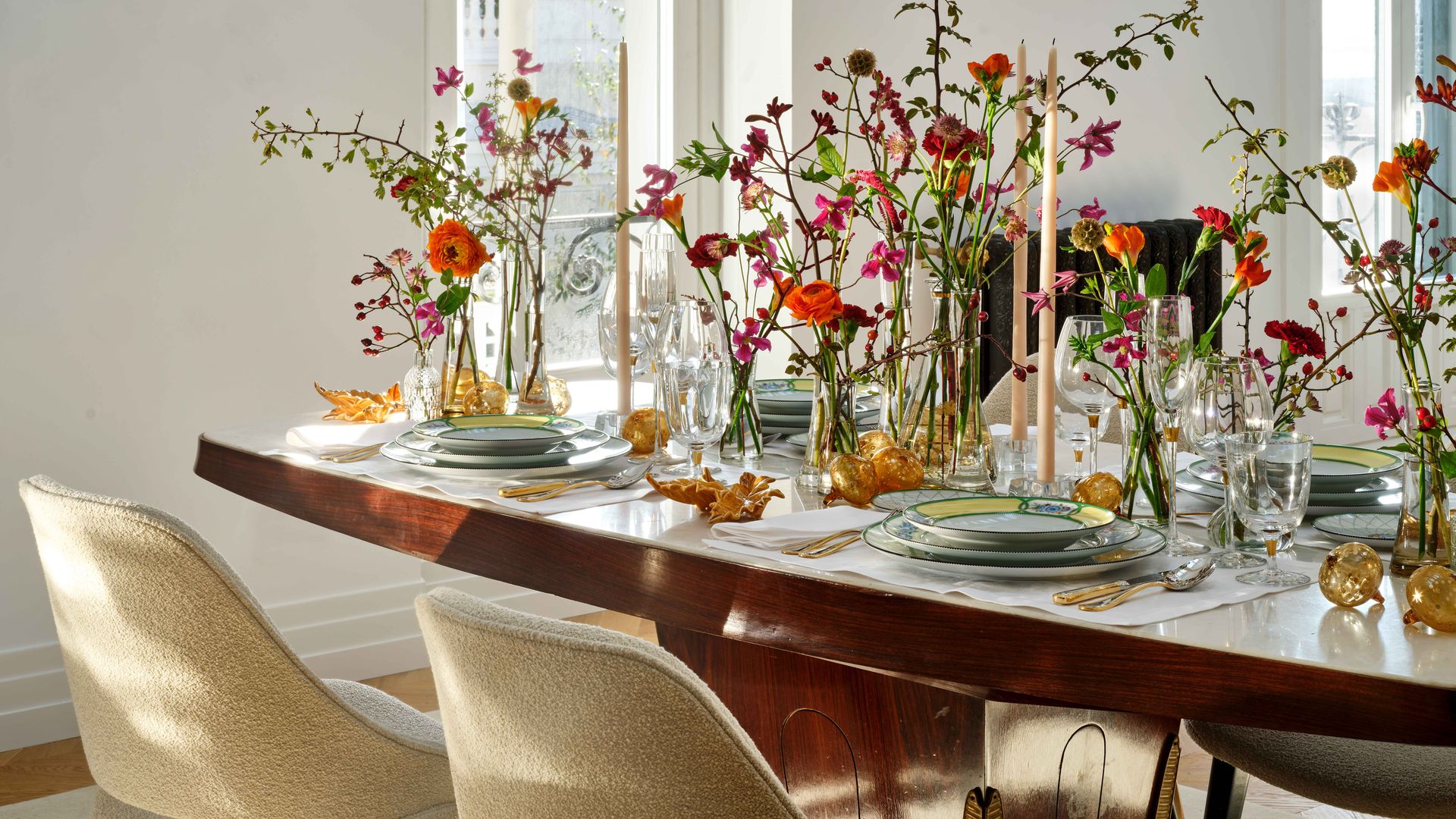 Mesa de Navidad con jarrones con flores y vajilla amarilla y blanca