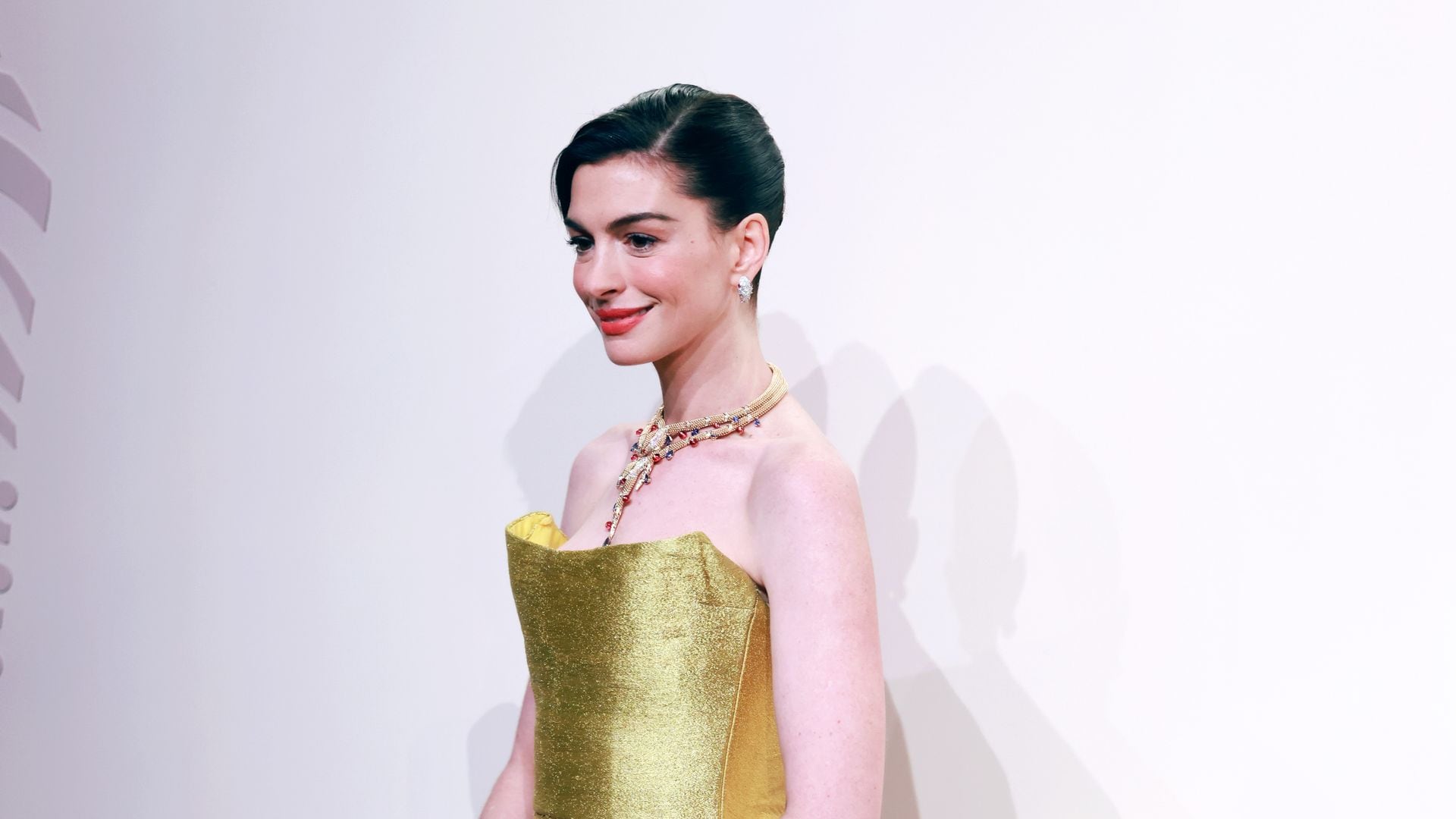 Anne Hathaway se viste de princesa en Shanghái con un fabuloso vestido 'bañado en oro'