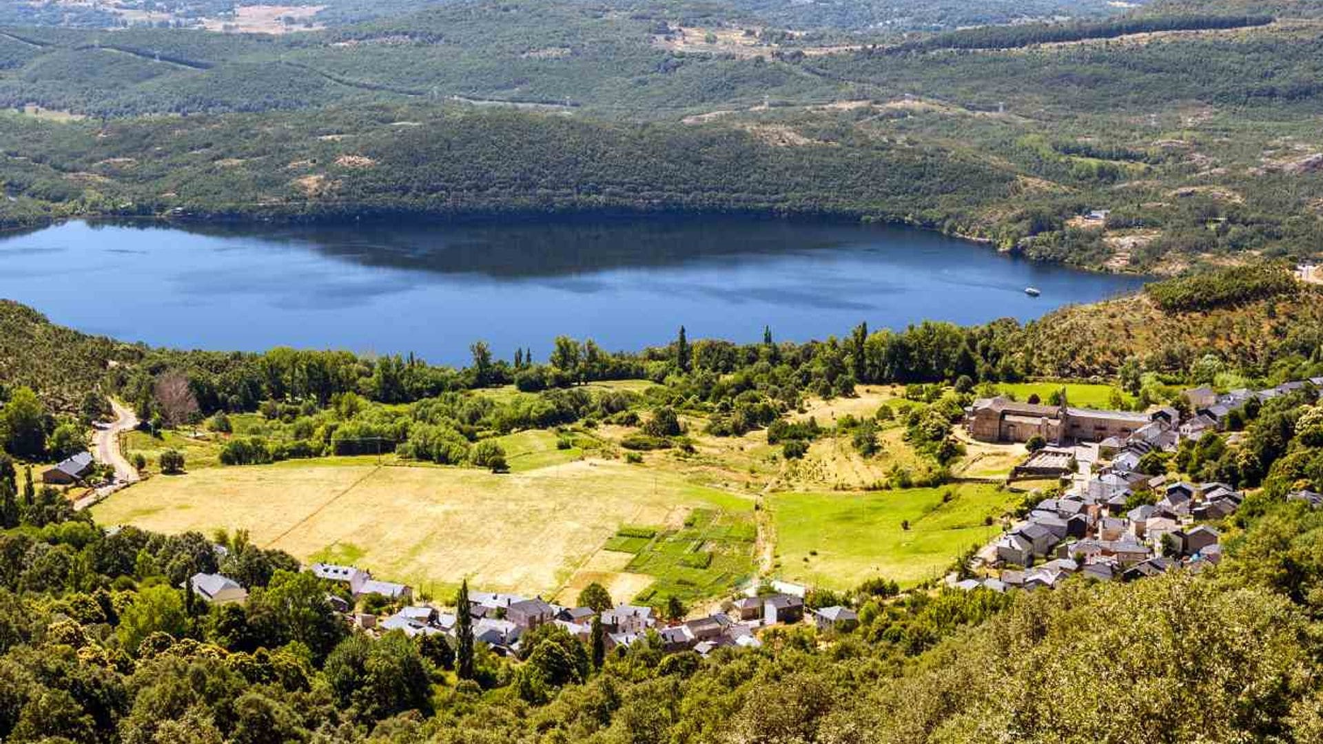 De ruta por Sanabria: un enorme lago, pueblos típicos y cascadas altísimas