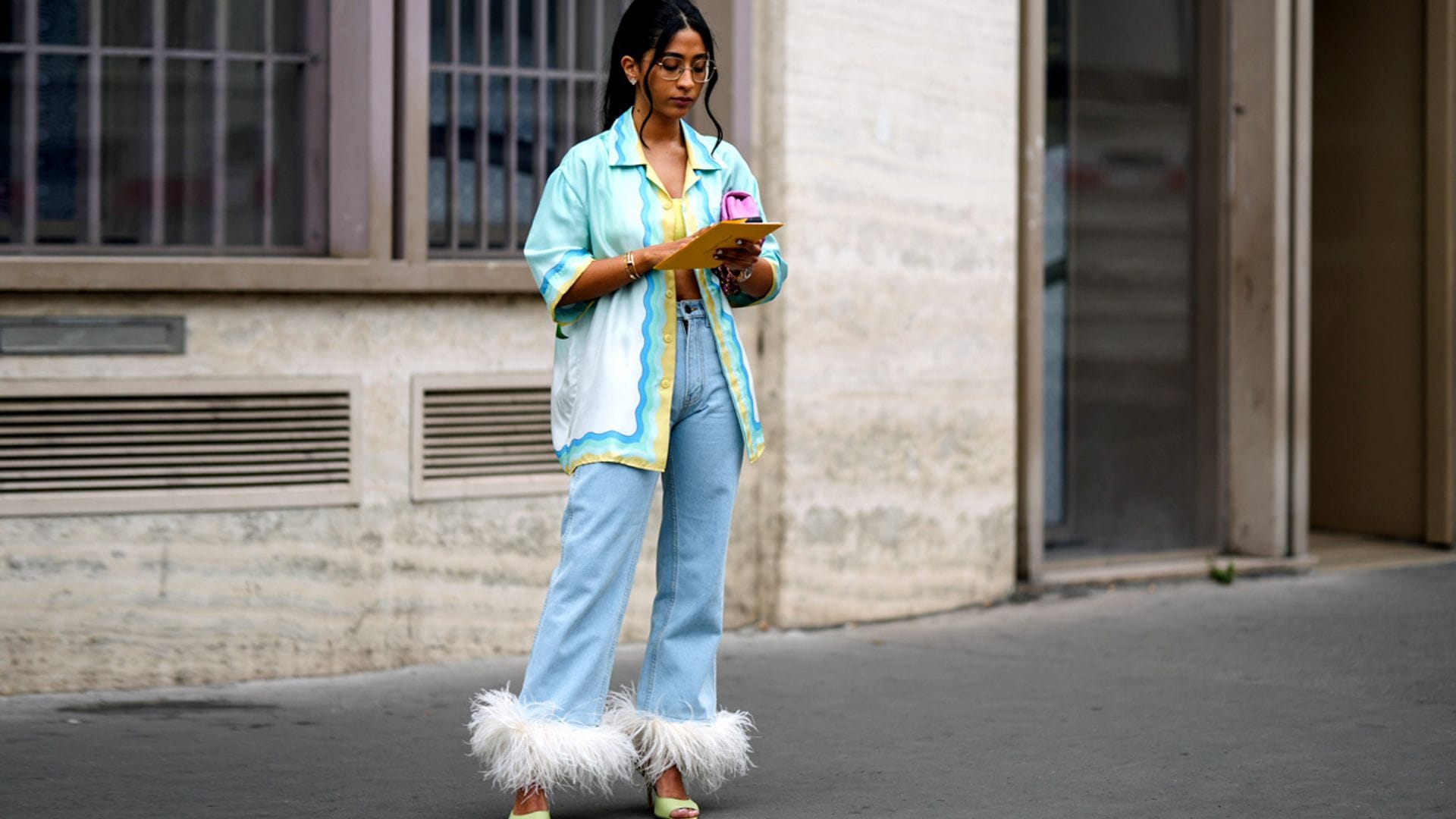 Zuecos y sandalias destalonadas que puedes comprar en rebajas y transforman tus pantalones