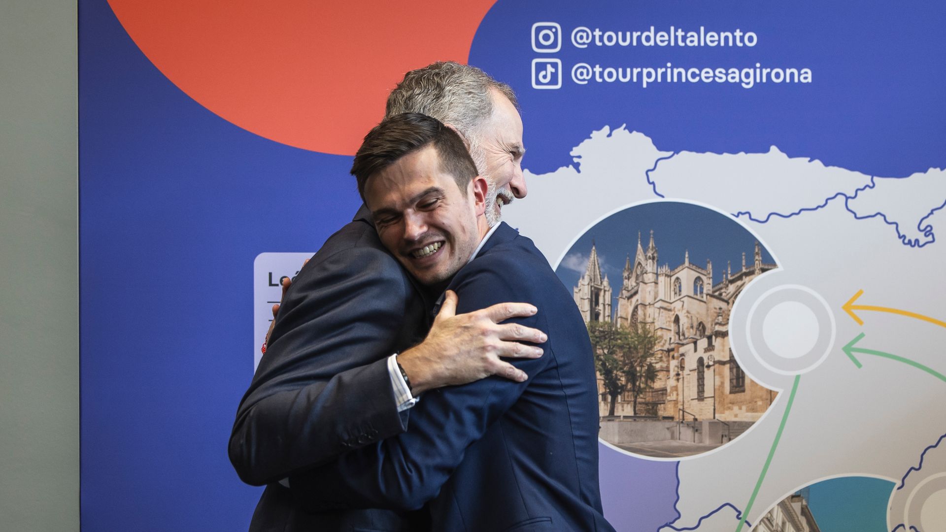 El espontáneo abrazo entre el Rey y el ganador del Premio Princesa de Girona que ha provocado la sonrisa de Felipe VI