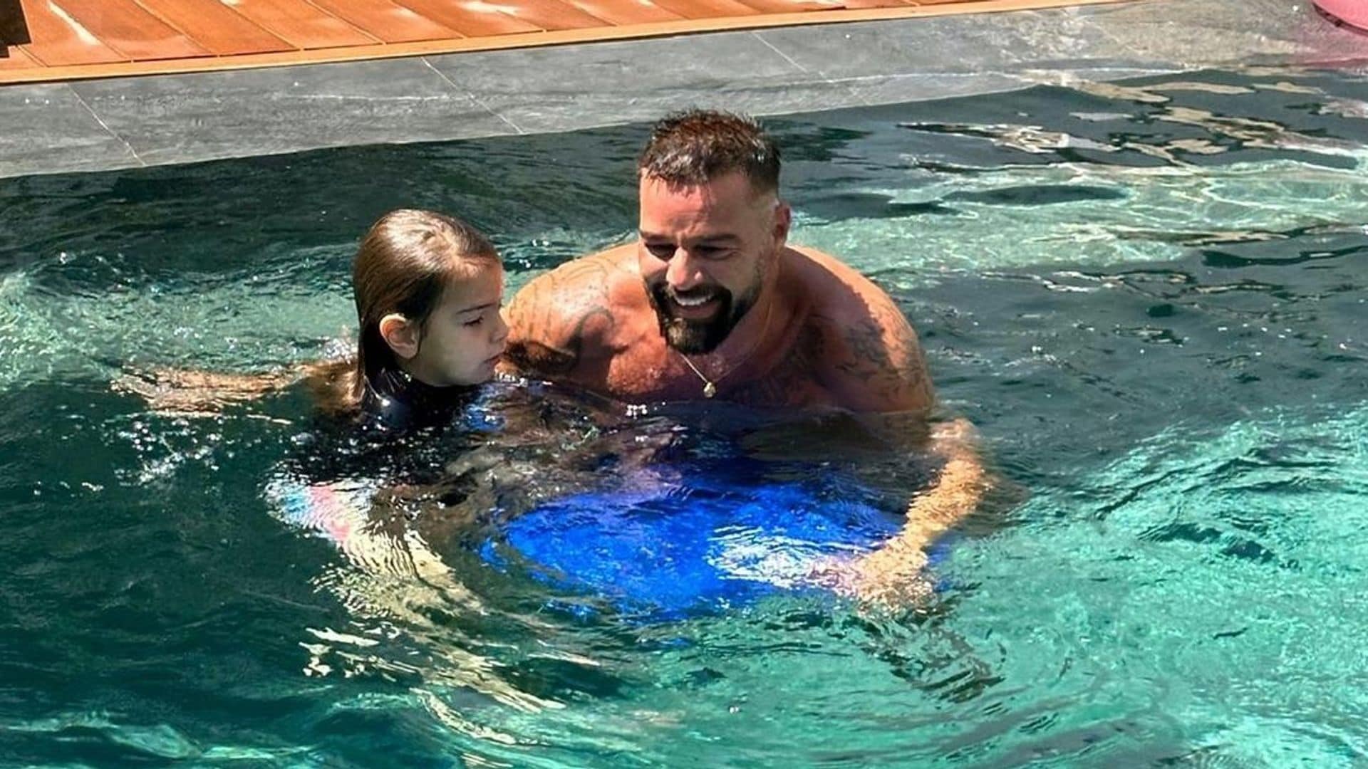 Ricky Martin se muestra como el papá más divertido con sus hijos en un día de piscina