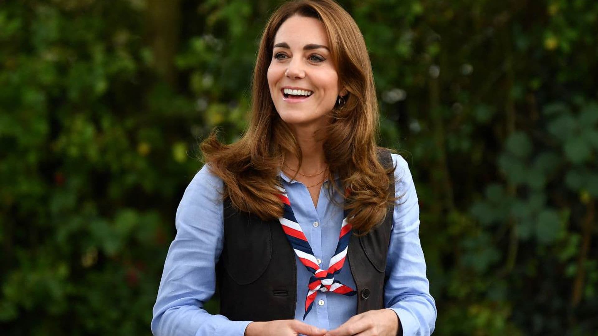 Kate Middleton rejuvenece su imagen con vaqueros pitillo y las botas de Leonor