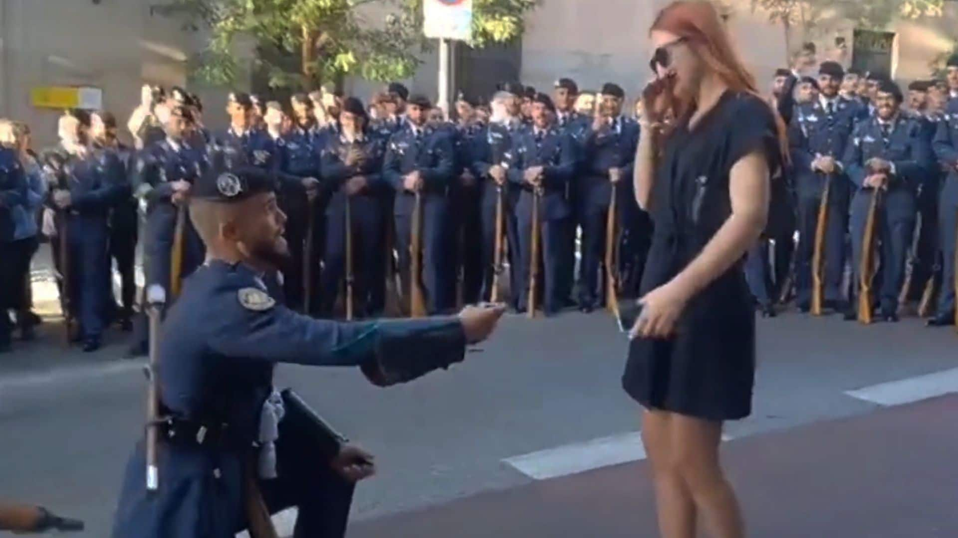 No te pierdas la emotiva pedida de mano de un militar del Ejército del Aire a su novia antes de desfilar