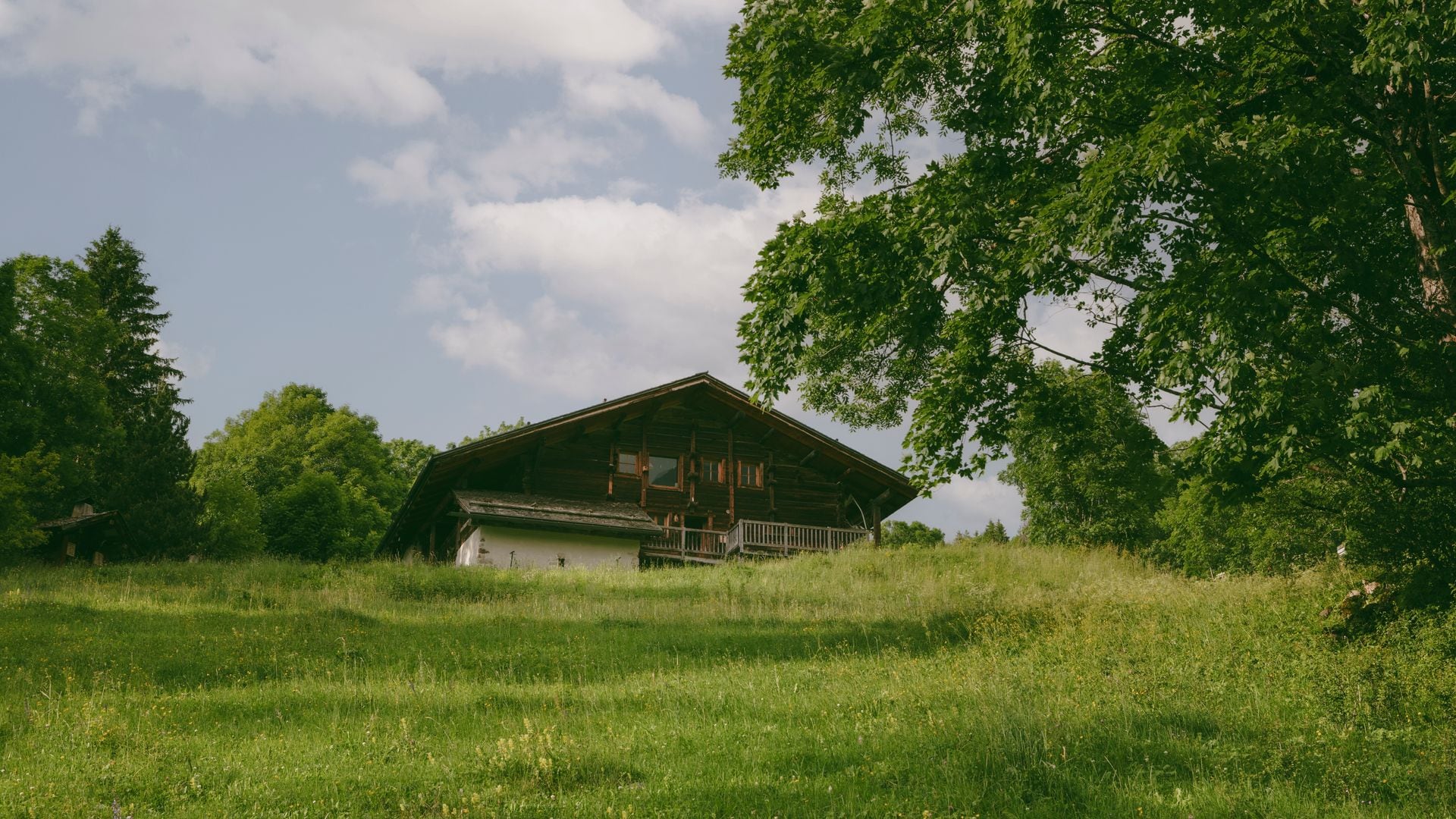 Exterior de la casa de madera en mitad de los Alpes