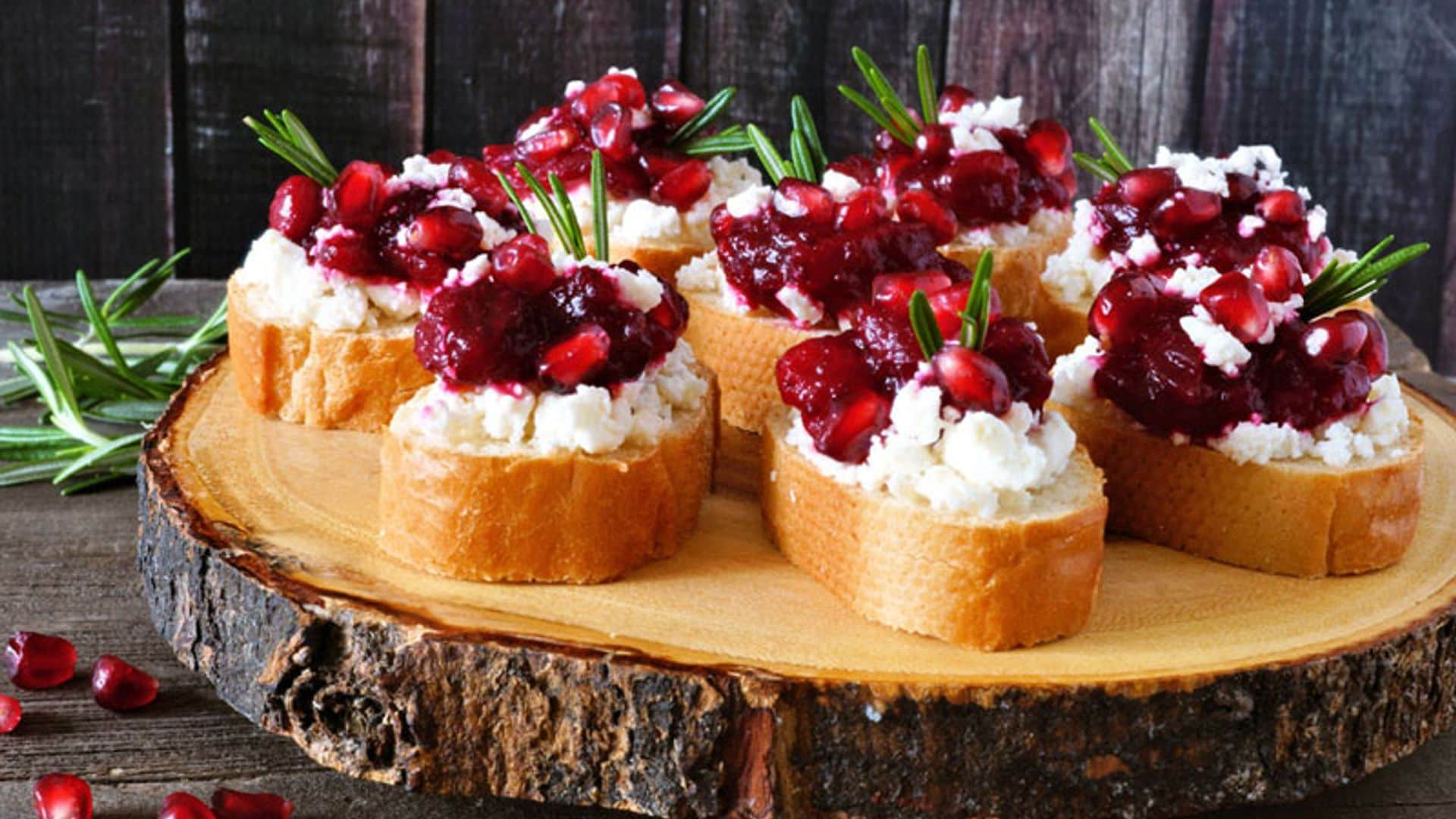 'Crostini' con granada, arándanos y queso feta