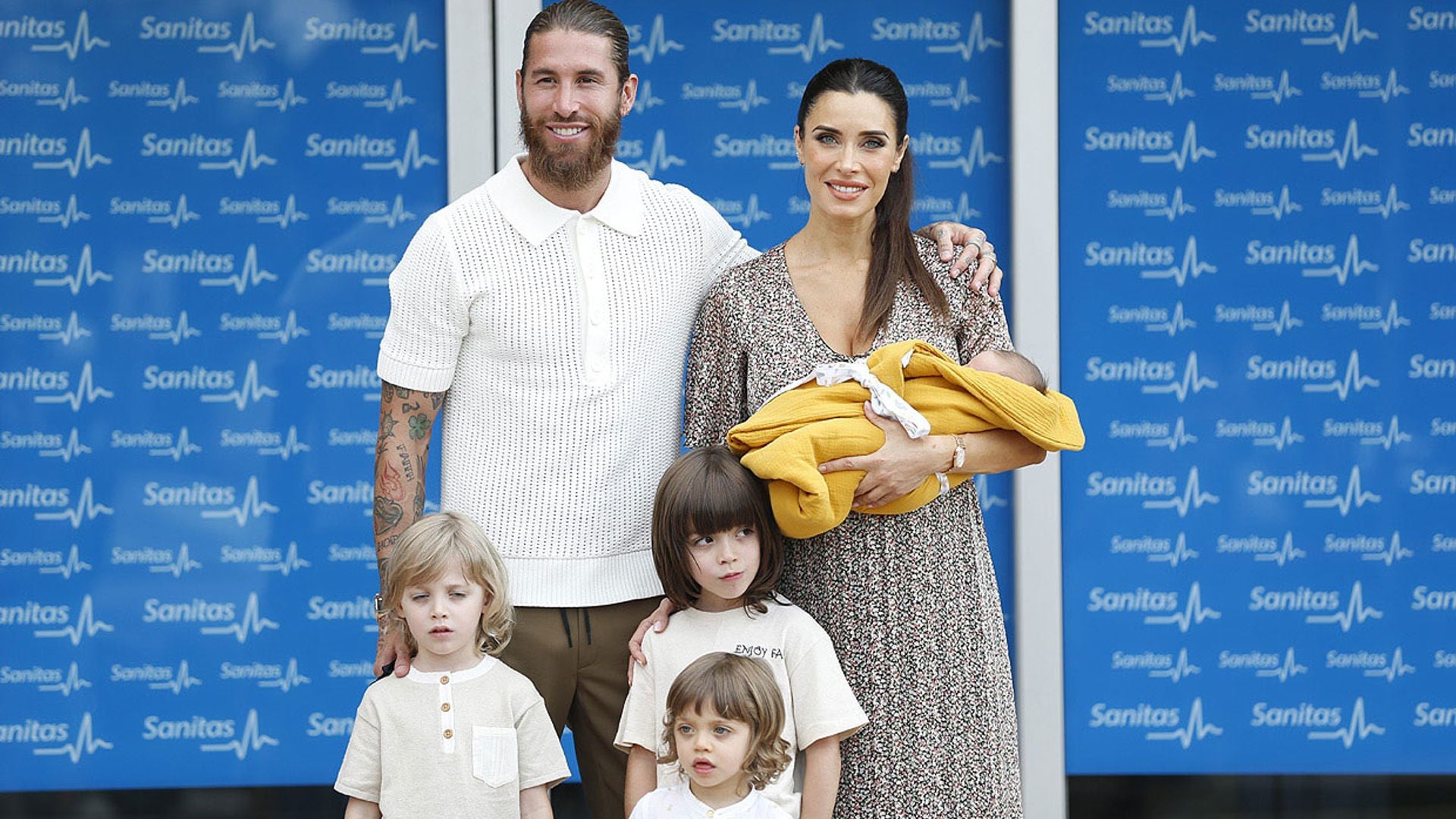 Muy sonrientes y acompañados de sus hijos: Pilar Rubio y Sergio Ramos abandonan el hospital con su bebé