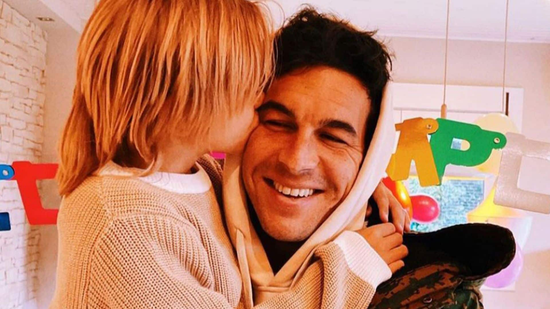 Mario Casas felicita a su hermano pequeño por su cumpleaños con la foto más tierna