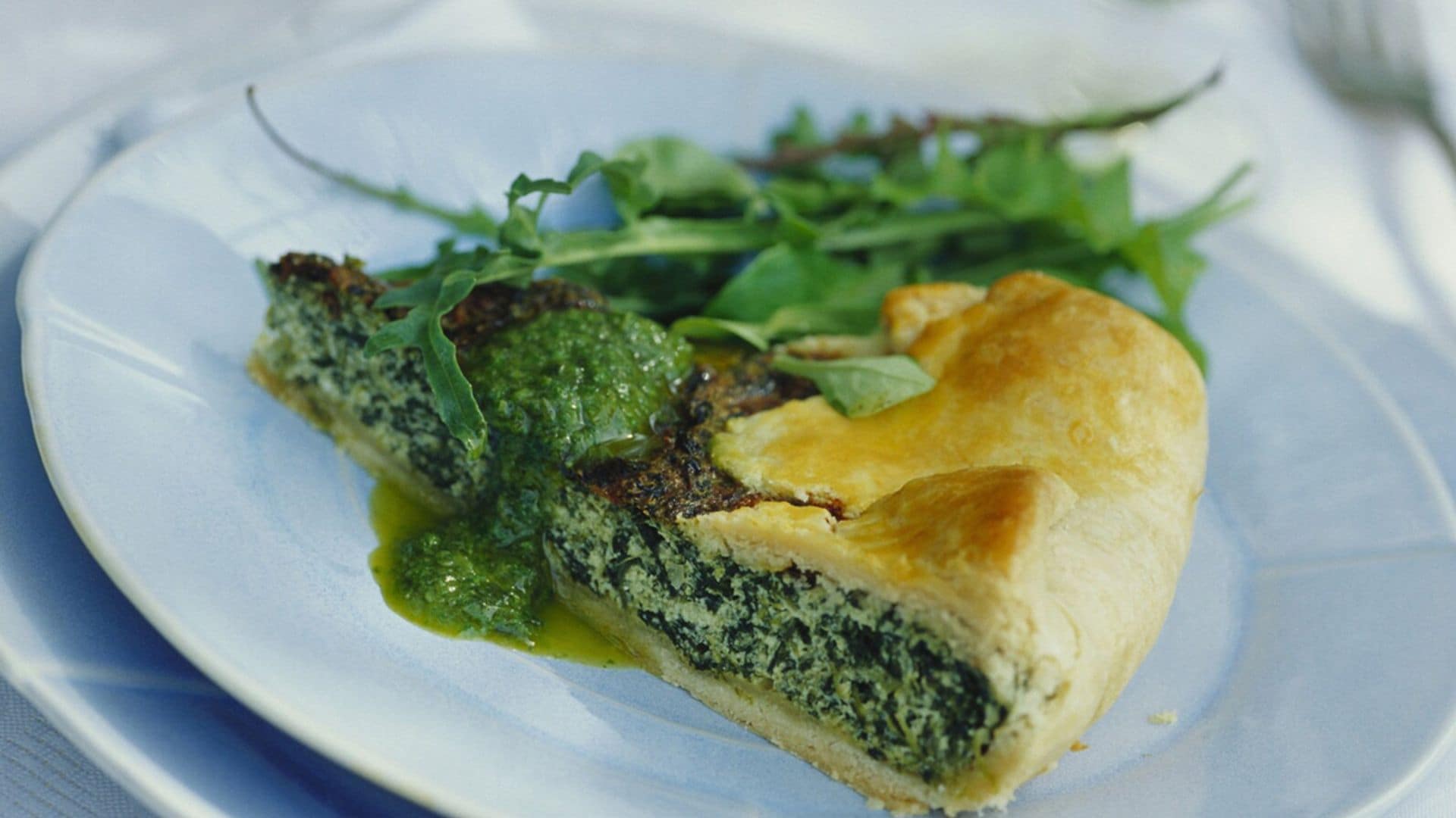 Pastel de ricotta y borraja con pesto de rúcula