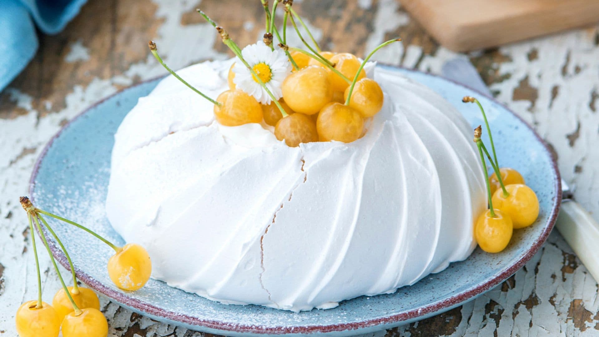 Merengue de almendra con cerezas amarillas