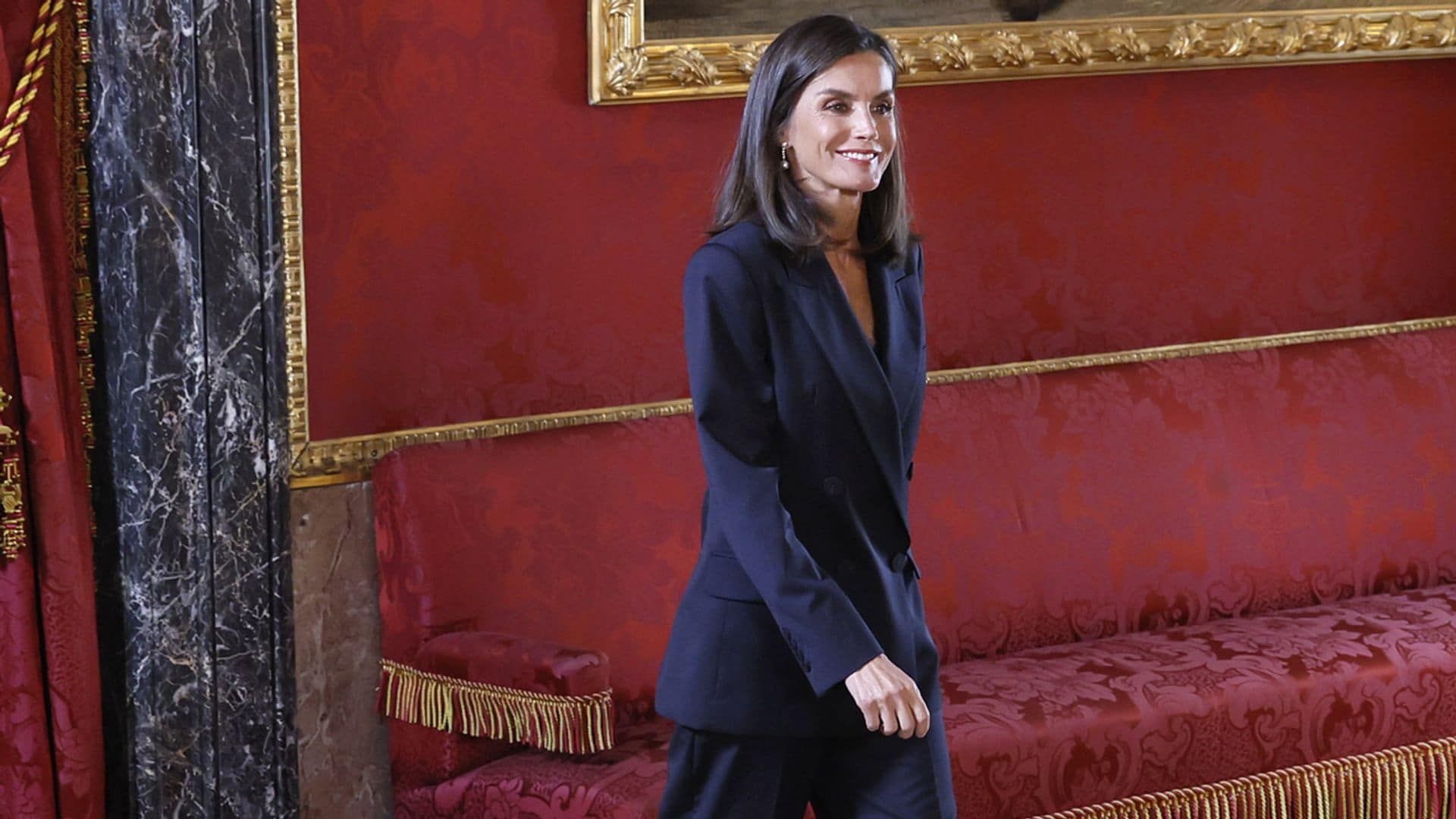 La reina Letizia sorprende al cambiar sus zapatillas por unas cómodas bailarinas con escote lateral