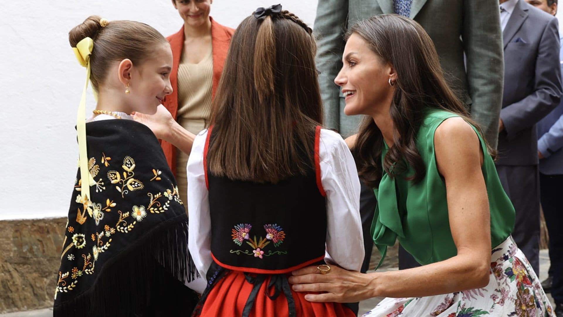 Así ha sido la cariñosa charla de doña Letizia con unas niñas sobre sus trajes