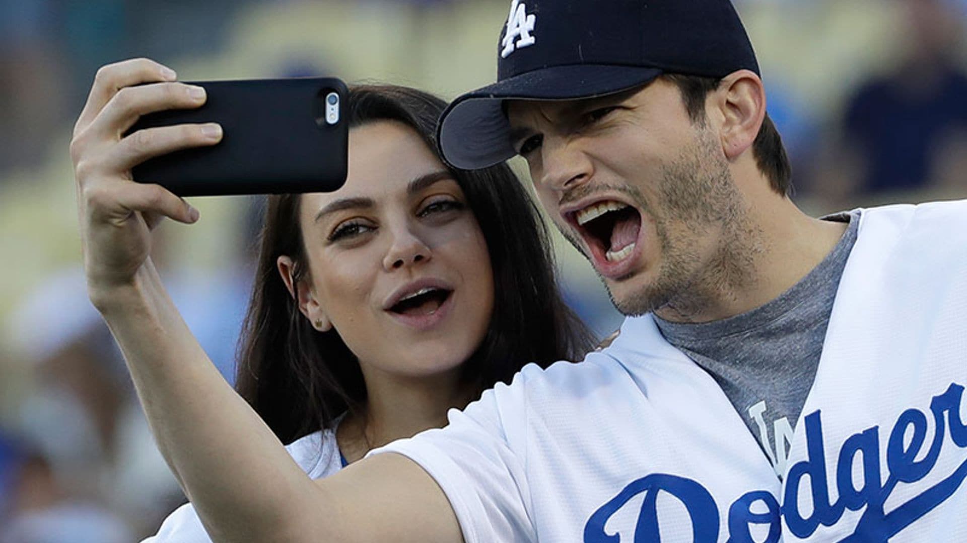 Ashton Kutcher publica su número de teléfono en twitter ¡y los fans se vuelven locos!