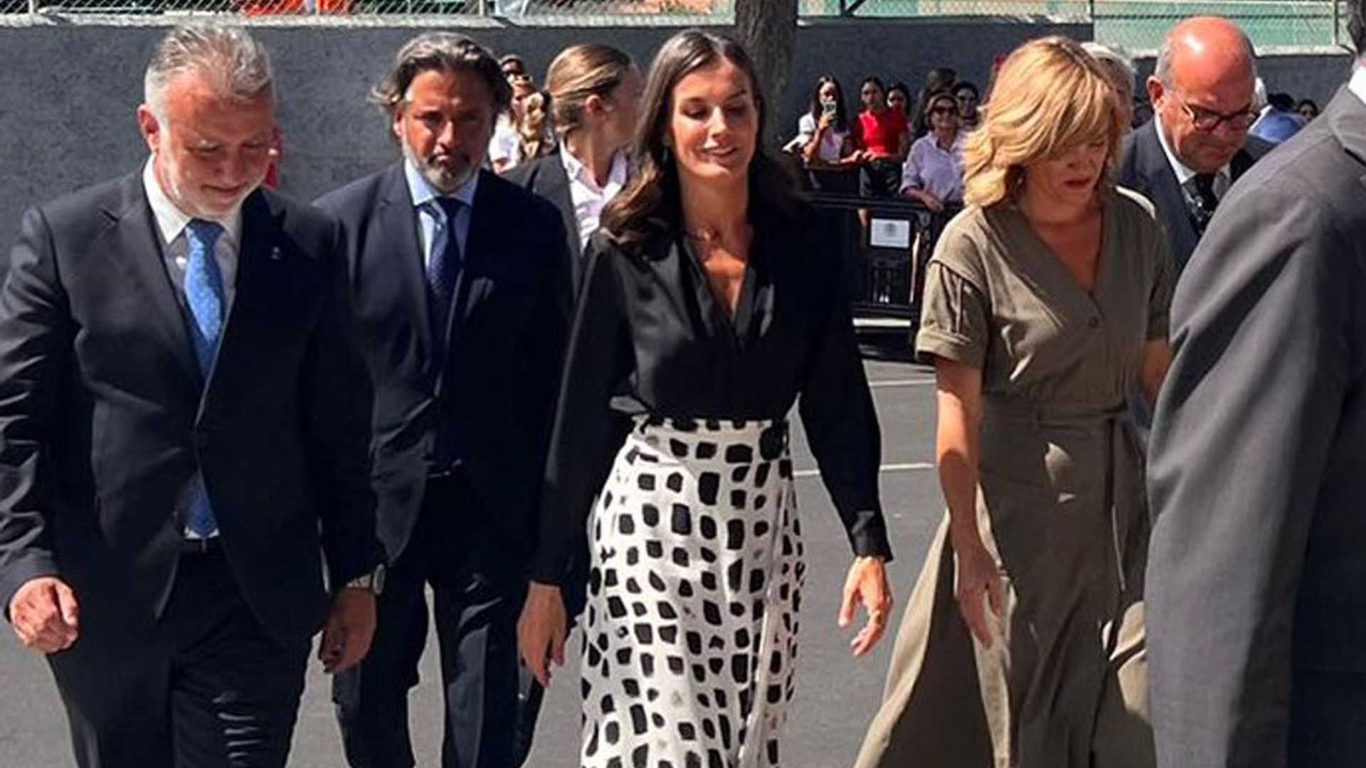 Doña Letizia sorprende con una falda española de 40 euros que ya llevó Kate Middleton