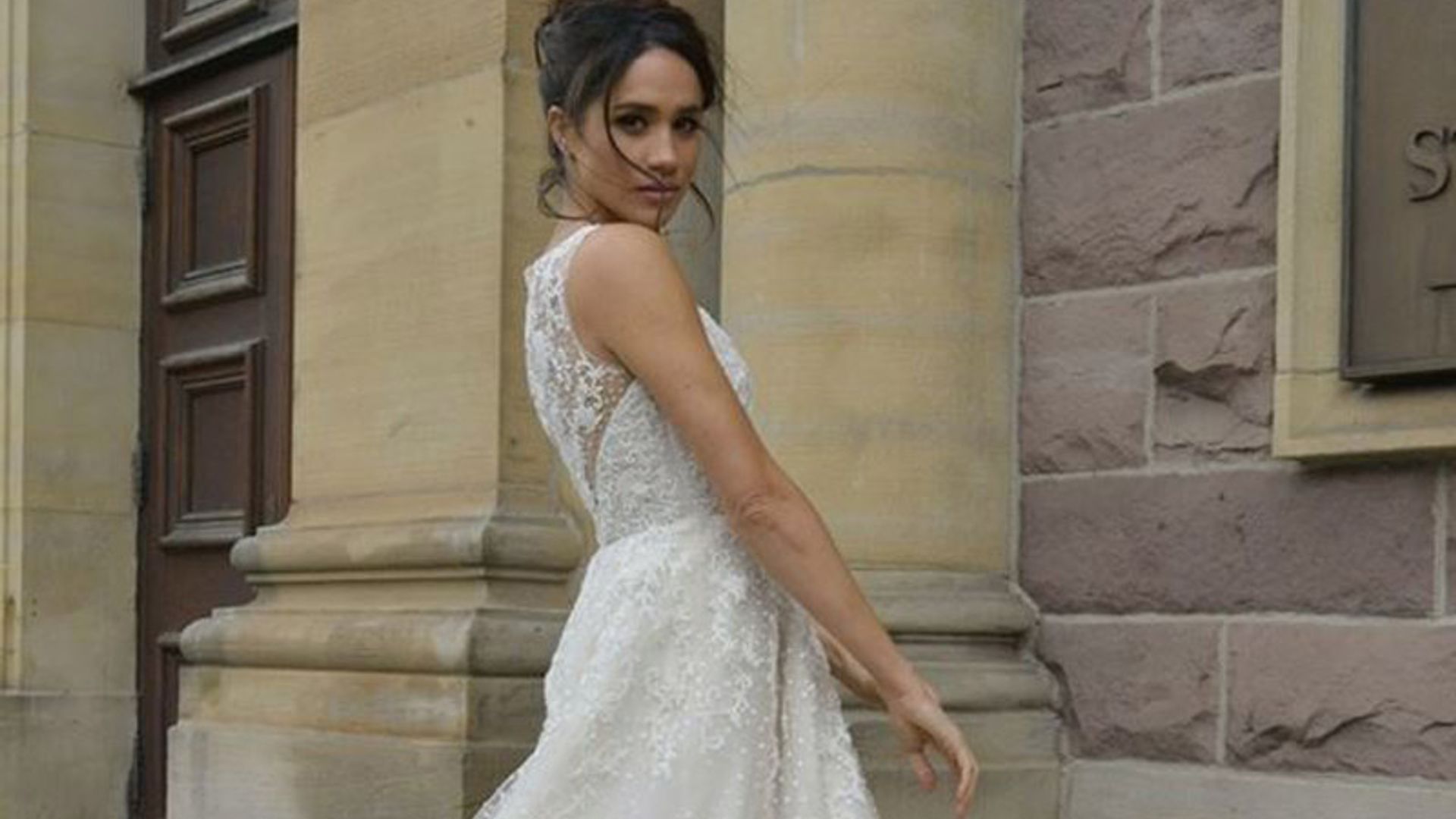 Meghan Markle escoge su vestido de novia... ¡al menos en la ficción!