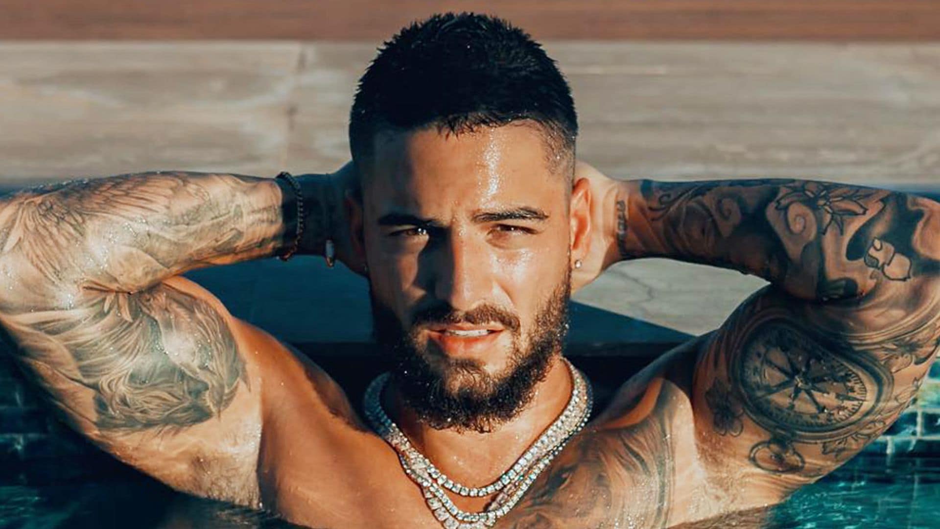 Maluma presume su cuerpo (y sus tatuajes) durante sus vacaciones con su novia