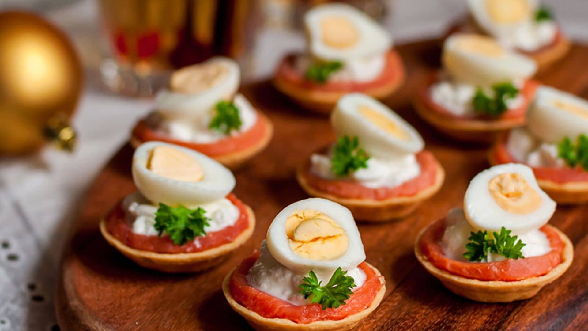 Canapés de salmón con queso crema y huevo de codorniz