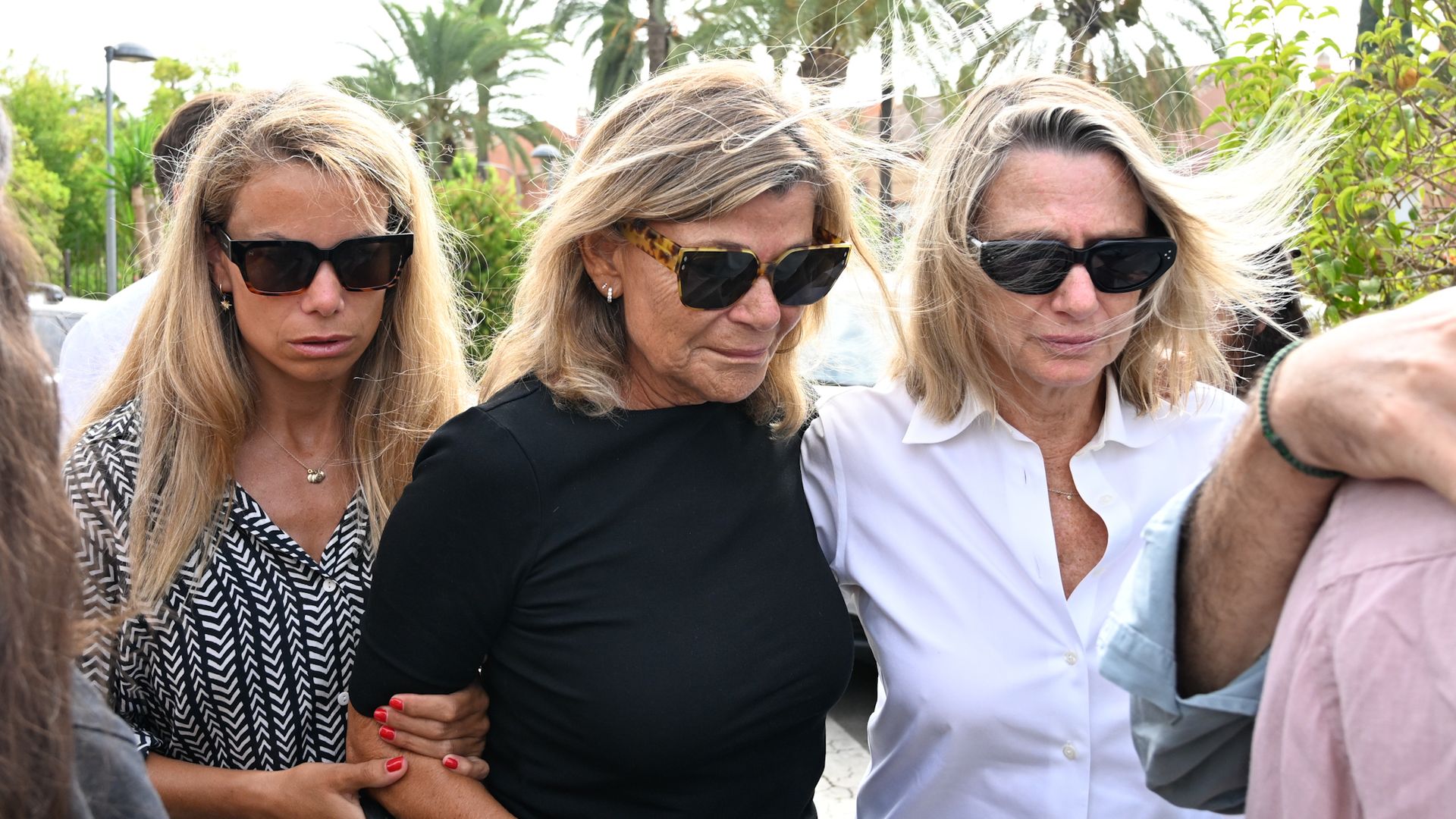 Cari Lapique, arropada por su familia, se despide rota de dolor de su hija Caritina en una misa en Marbella