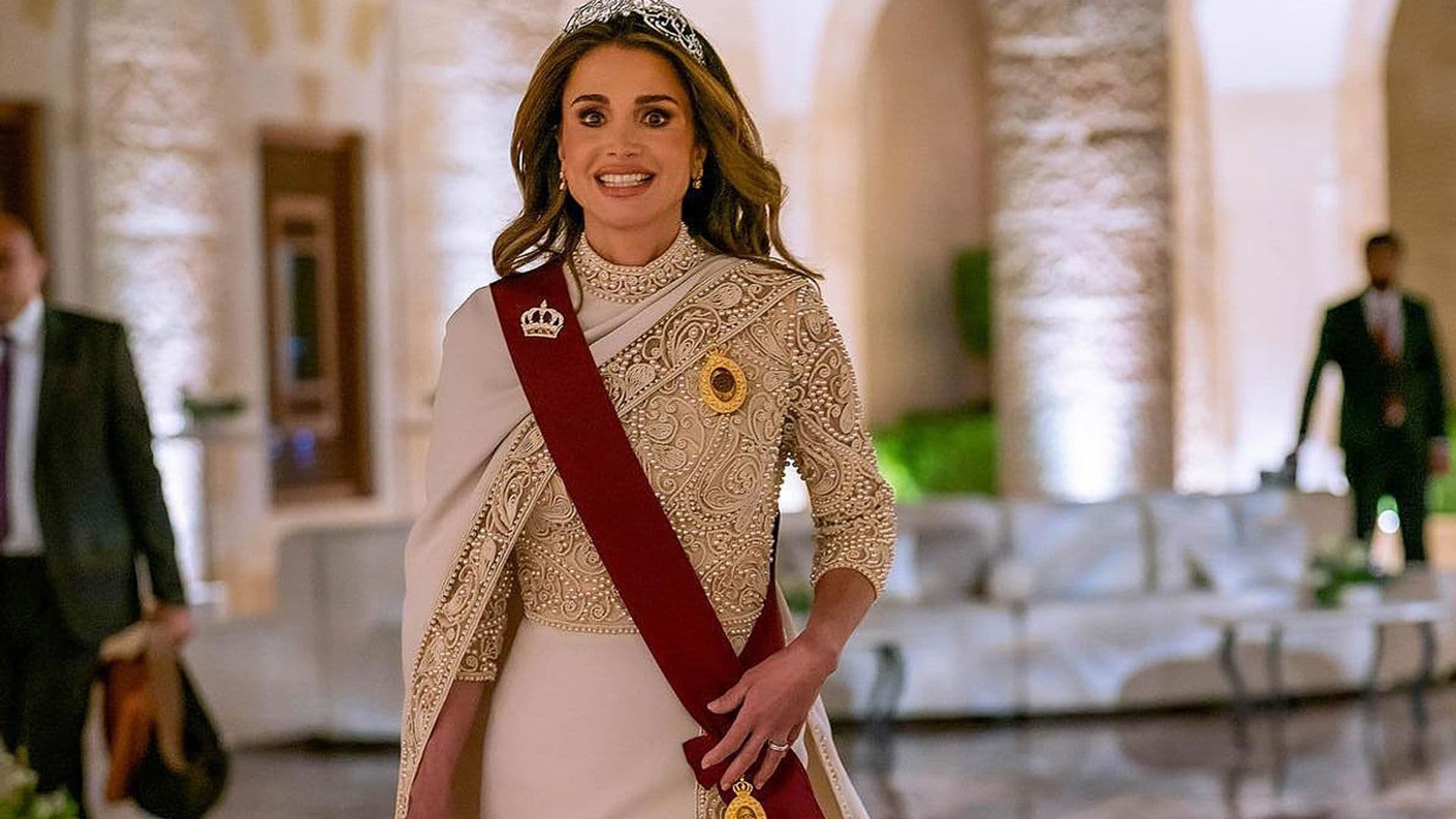 Rania elige un vestido-capa de pedrería y tiara de 1.300 diamantes para el banquete tras el enlace