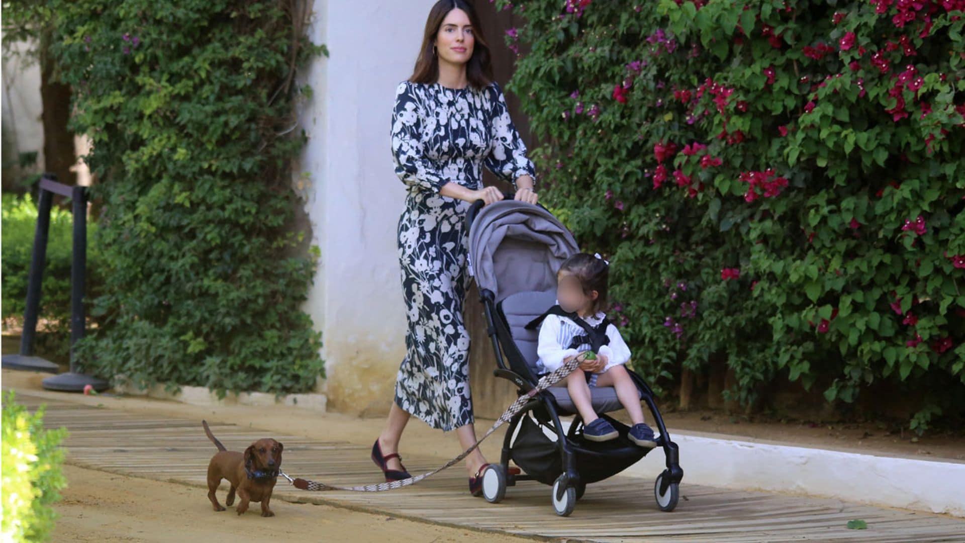 Sofía Palazuelo con su hija Rosario y Carlos Herrera con Pepa Gea, entre los invitados al desfile más esperado de Sevilla