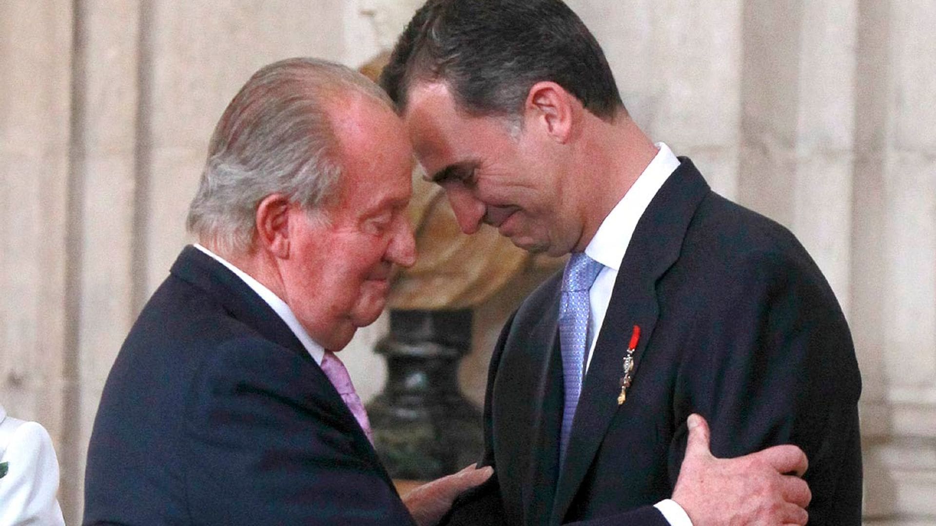 Don Juan Carlos comunica al rey Felipe su decisión de trasladarse fuera de España