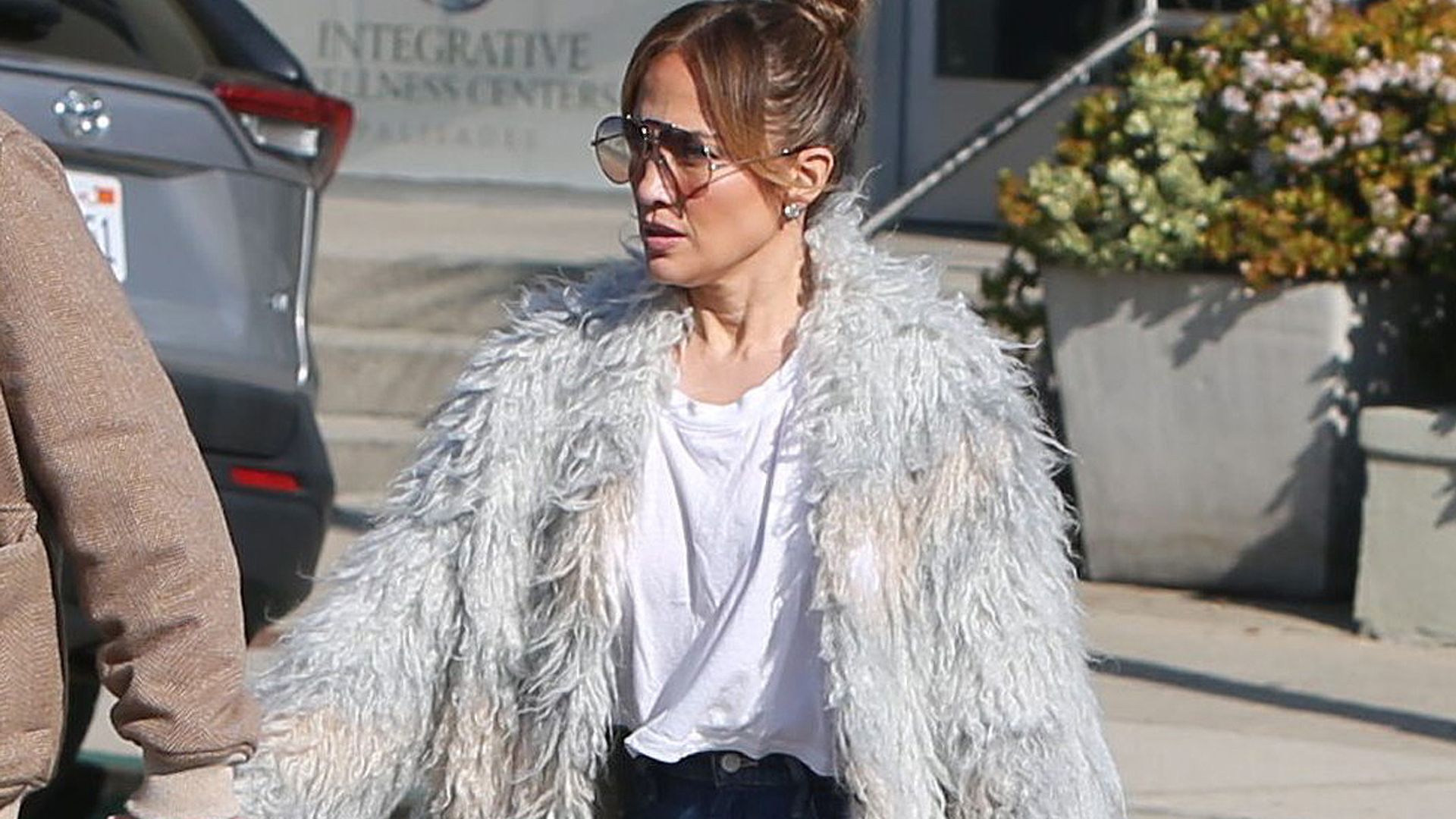 Vaqueros 'piernas infinitas' y abrigo de pelo, el look de Jlo para su última cita con Ben Affleck