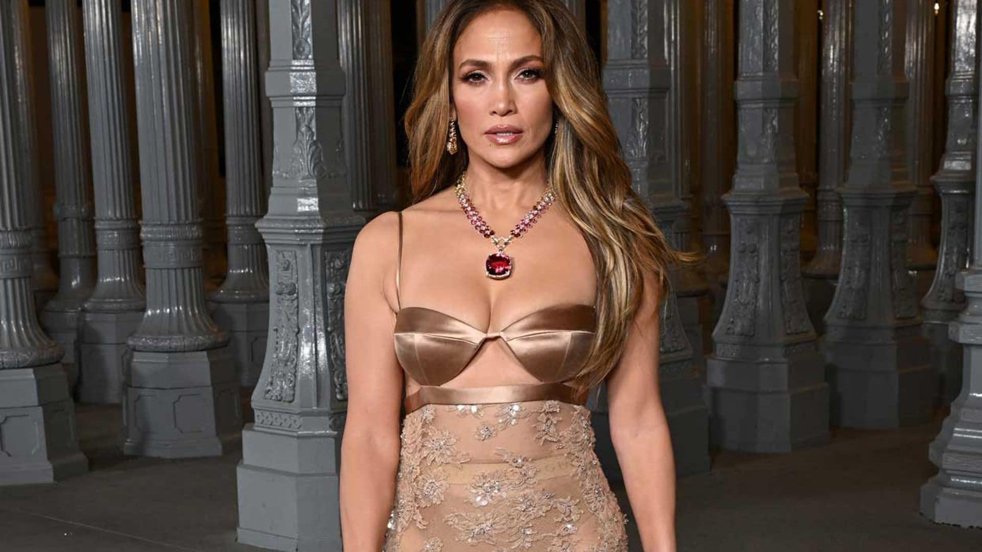 Jennifer Lopez arrasa con el trench estampado más salvaje para presentar su nuevo trabajo musical