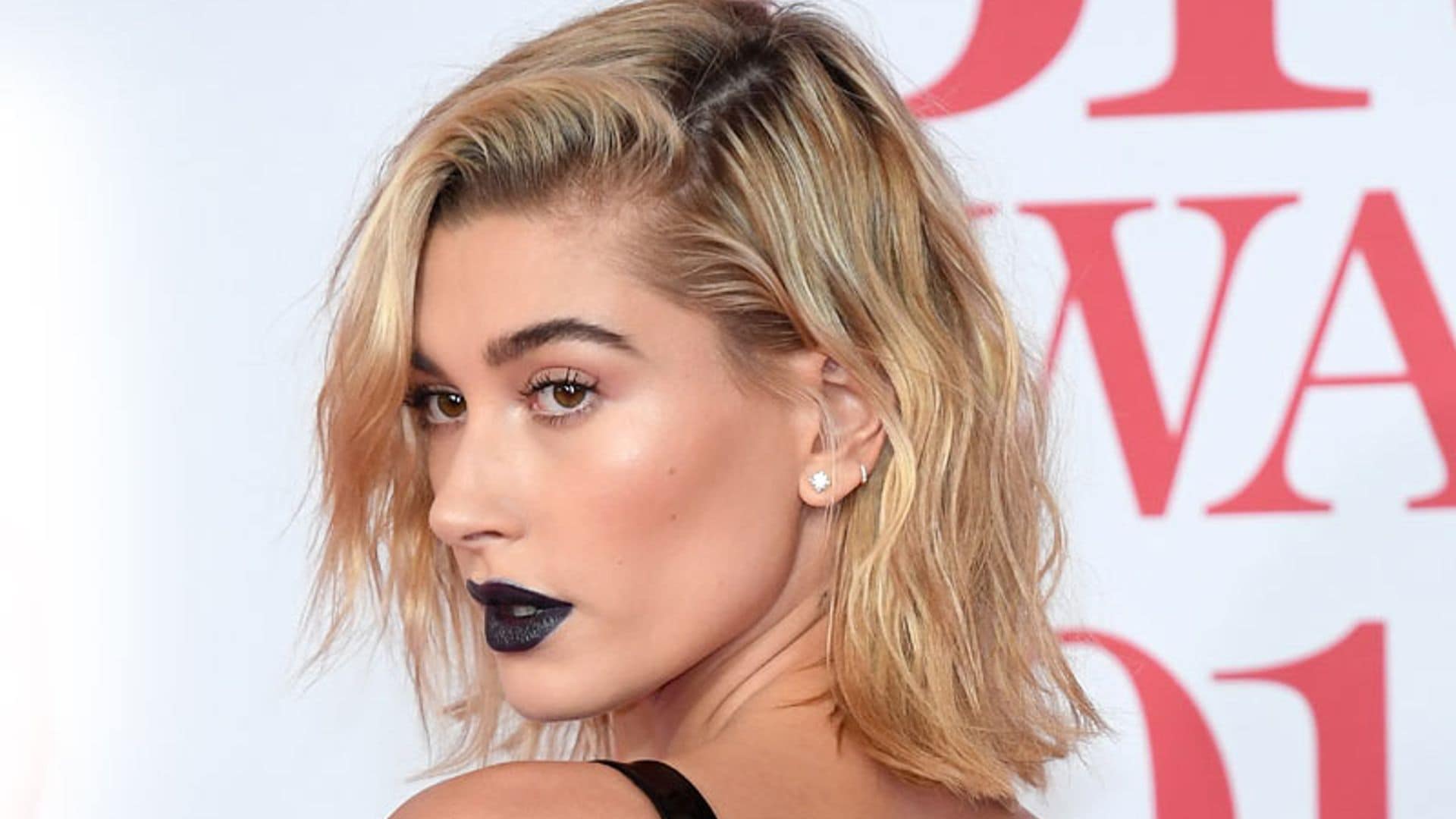 Los 'dark lips' sí favorecen y Hailey Baldwin lo demuestra