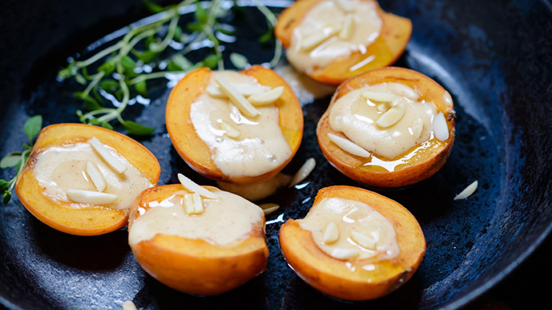 Nísperos a la plancha rellenos de queso con almendras