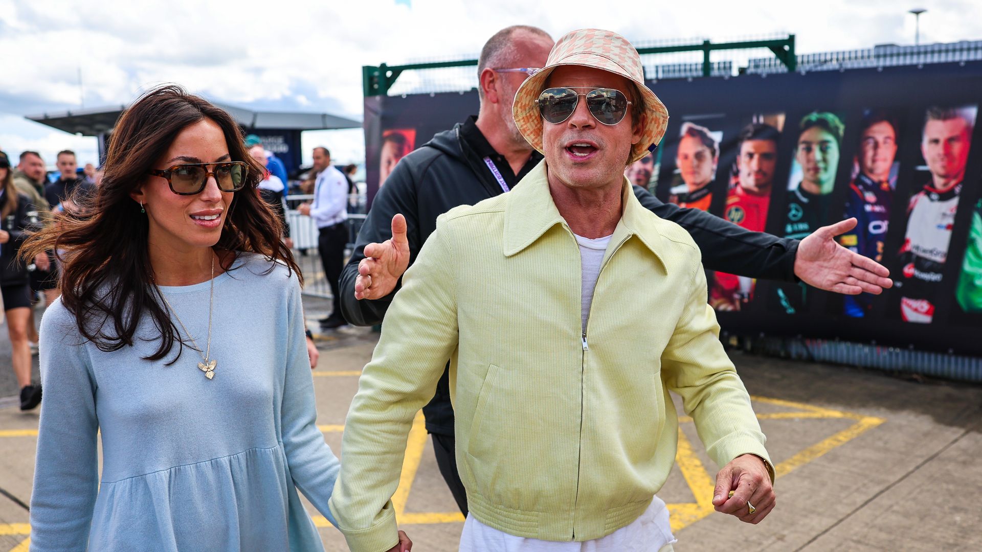 Las románticas imágenes de Brad Pitt e Inés de Ramón en la Fórmula 1, camino de cumplir su segundo aniversario