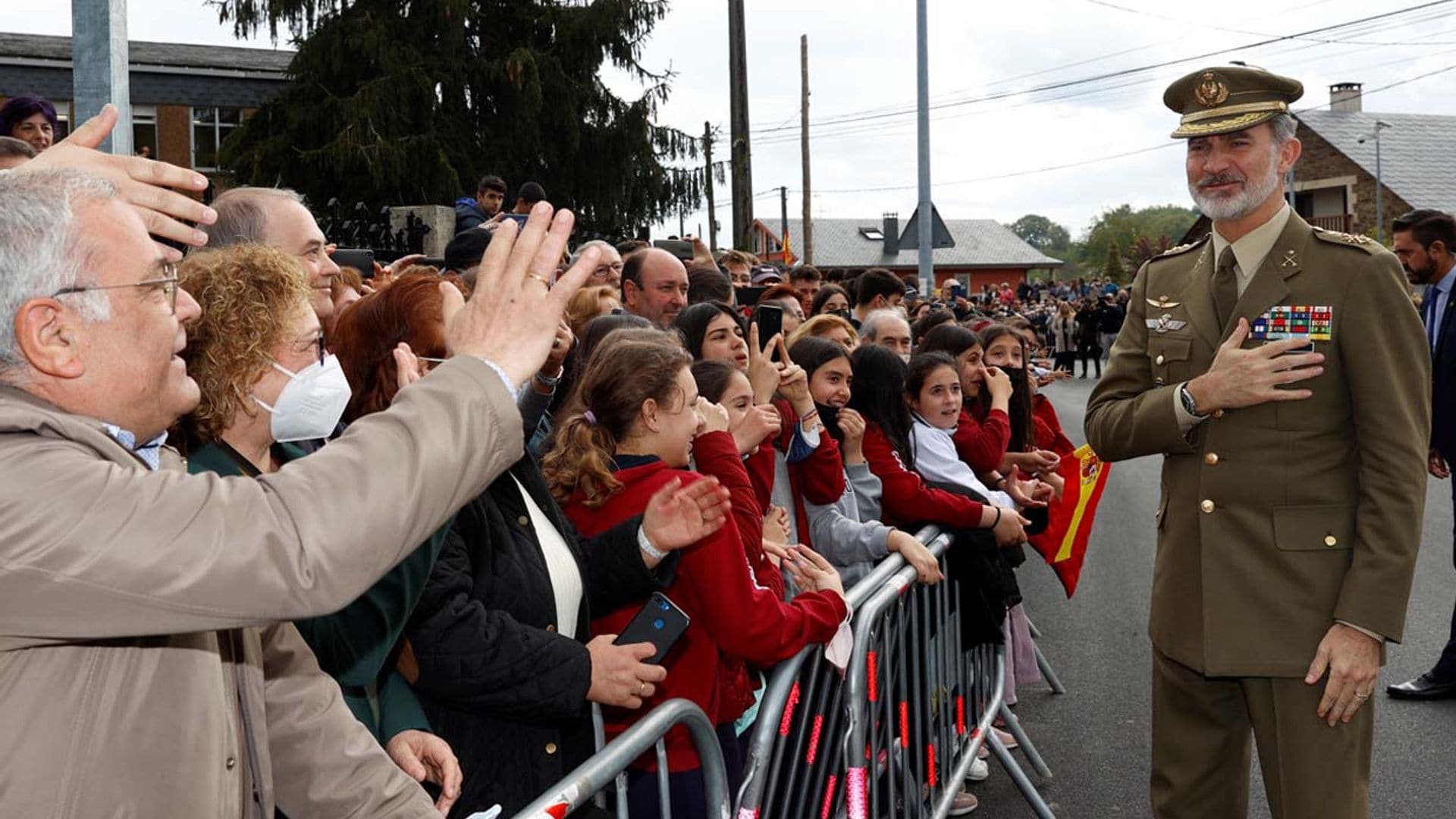 Don Felipe sella su credencial de peregrino en Sarria, una localidad volcada con el Rey