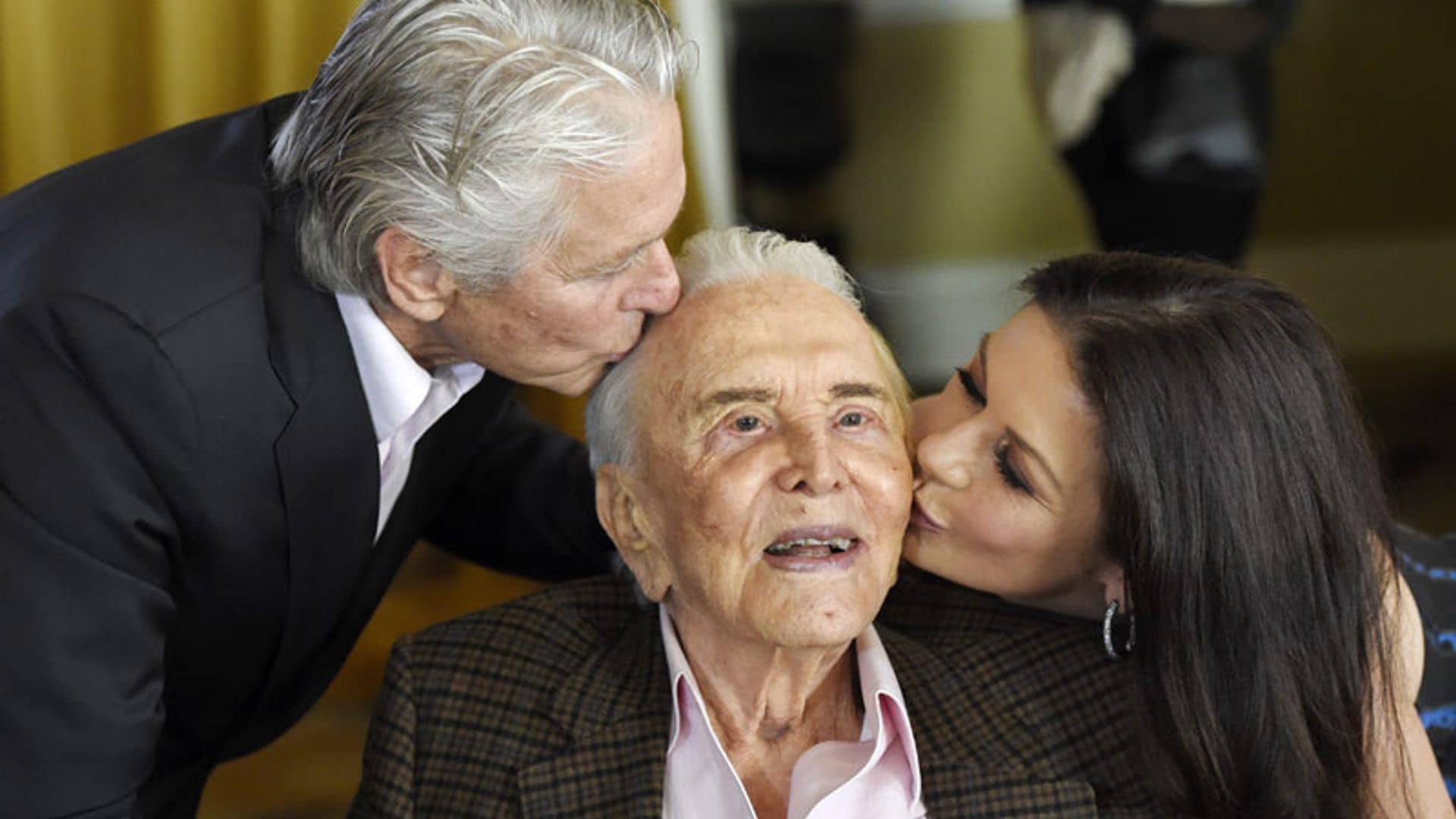 La familiar fiesta de cine de Kirk Douglas: así celebra una leyenda de Hollywood su cumpleaños número 100