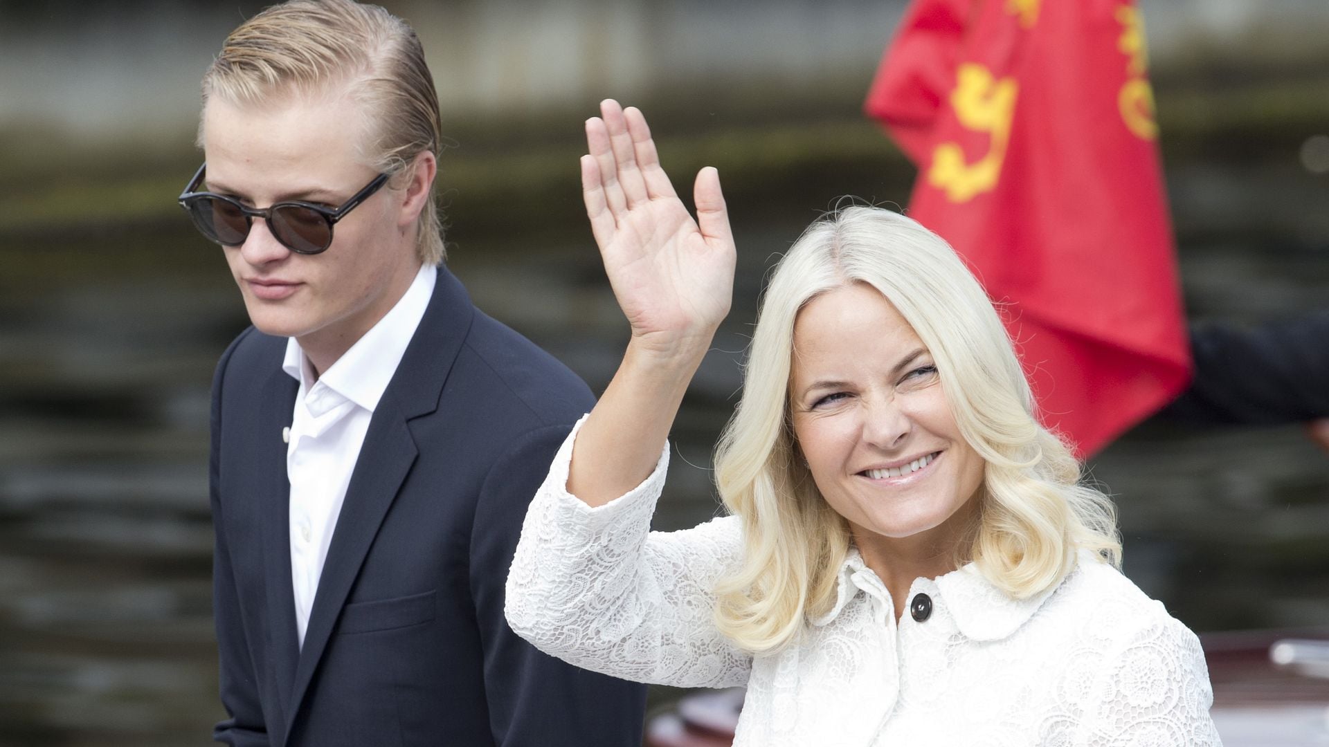 La princesa Mette-Marit de Noruega y su hijo Marius durante el jubileo de plata de los Reyes de Noruega, junio 2016 Visit to Trondheim