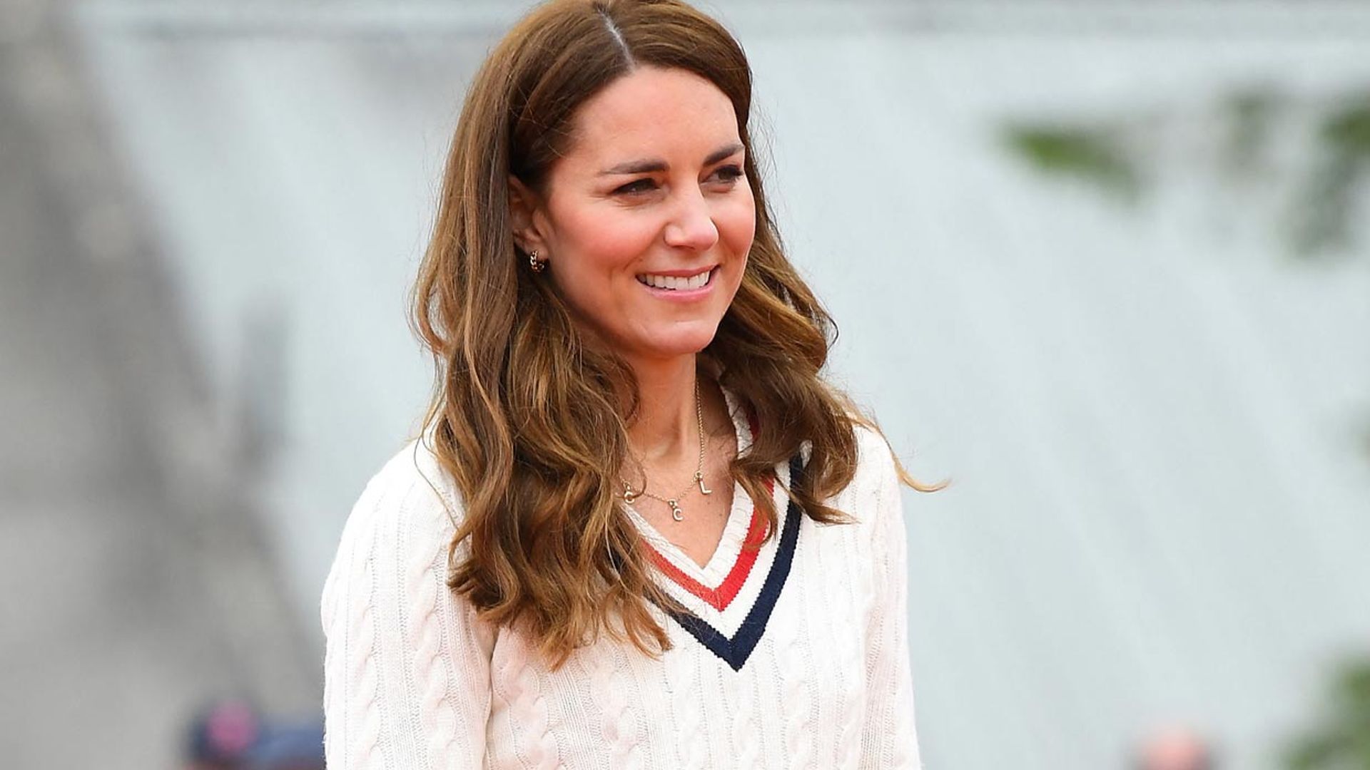 Tú también puedes llevar el collar favorito de Kate con las iniciales de tu persona favorita