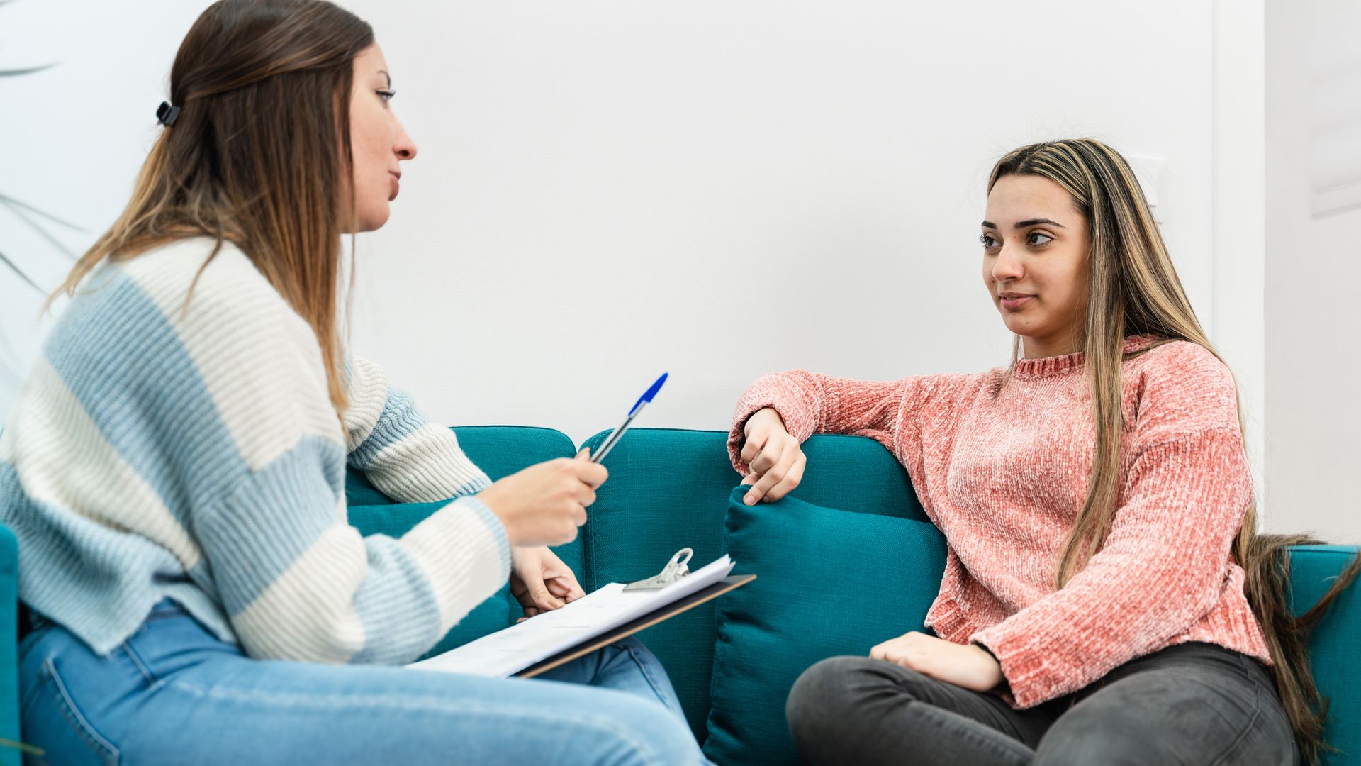 Adolescente habla con su psicóloga