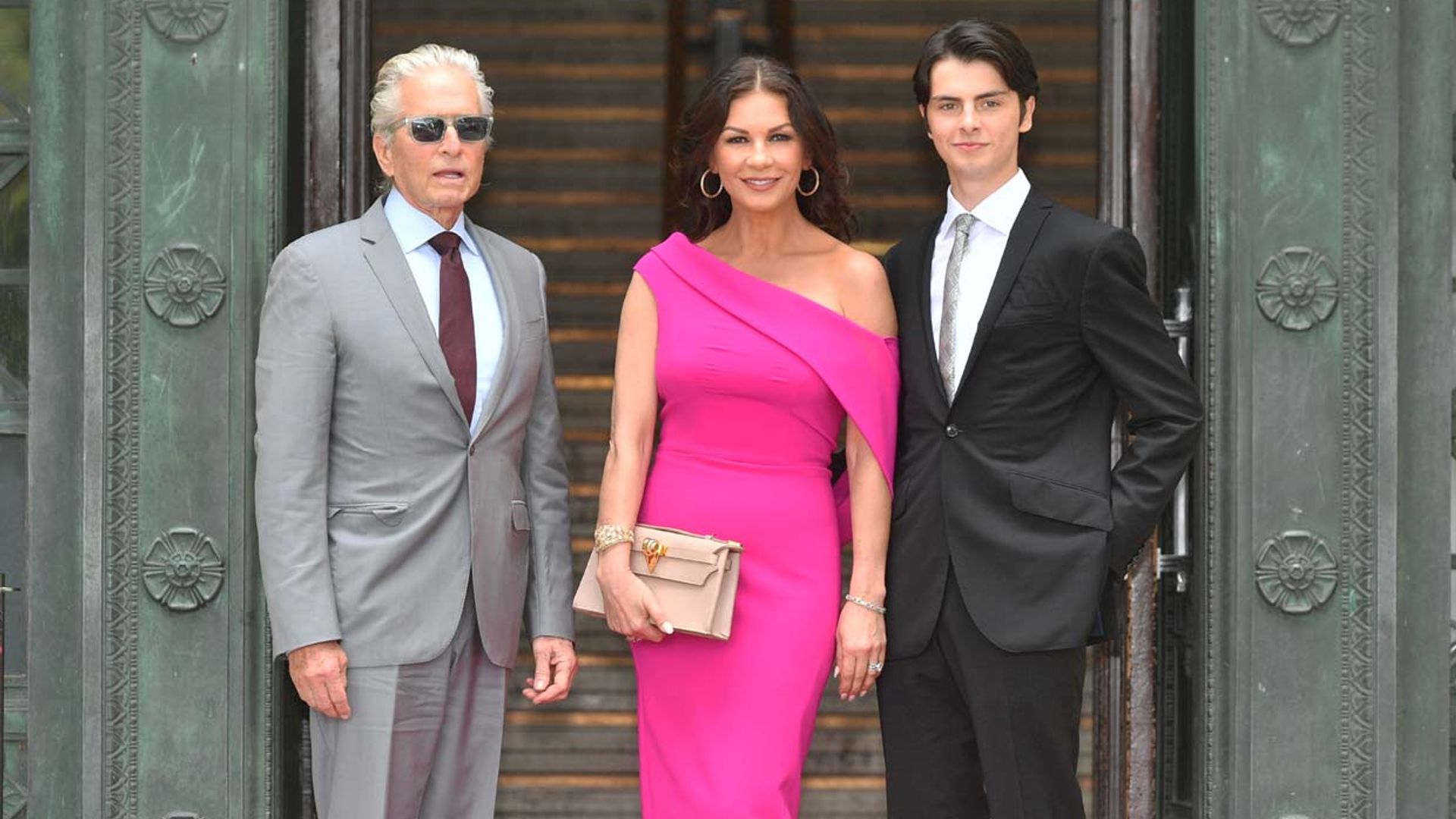 La curiosa manera con la que Catherine Zeta-Jones descubre que su hijo ha hecho paracaidismo